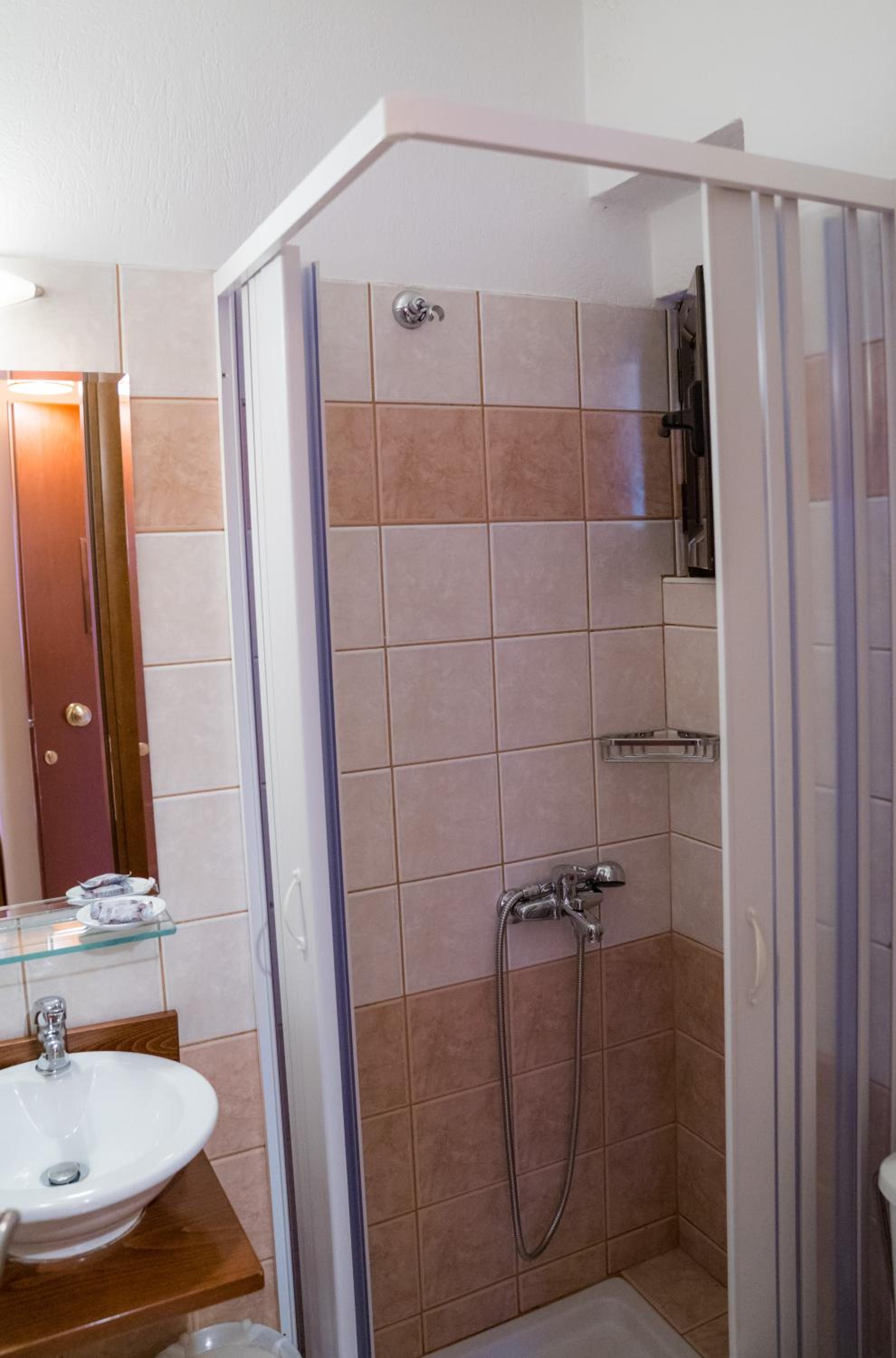 Quadruple Room with Balcony - Photo 35