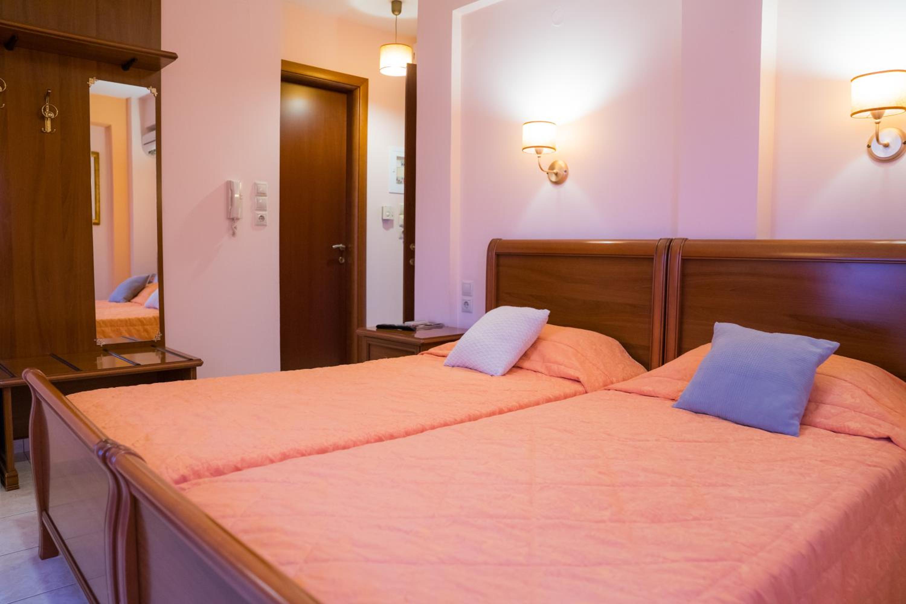 Standard Double or Twin Room with Balcony - Photo 3