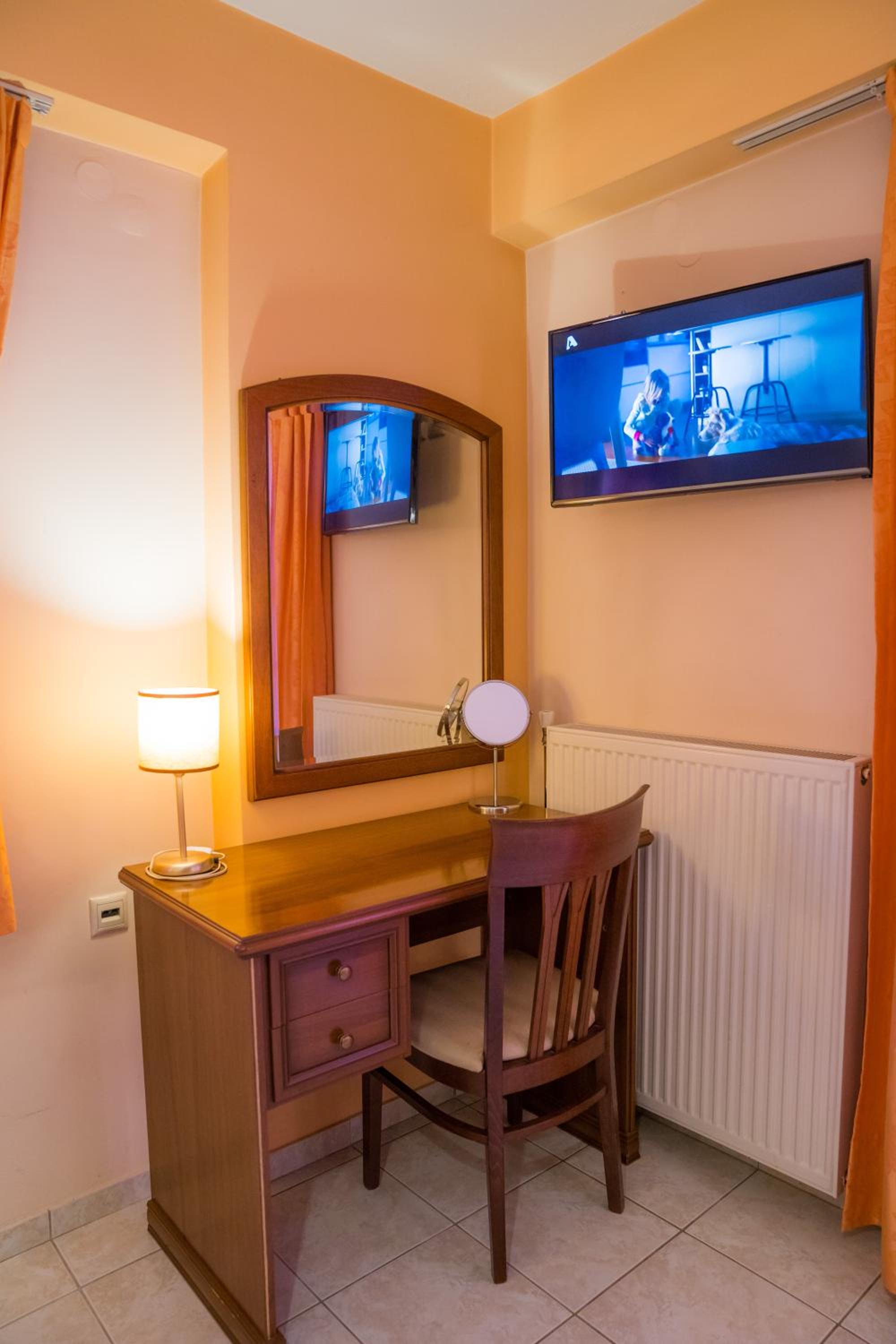 Standard Double or Twin Room with Balcony - Photo 16