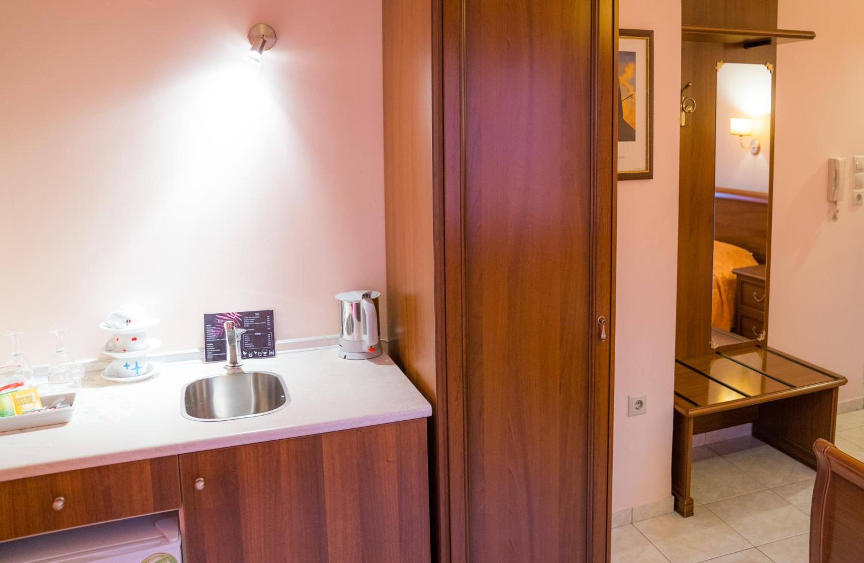 Standard Double or Twin Room with Balcony - Photo 14