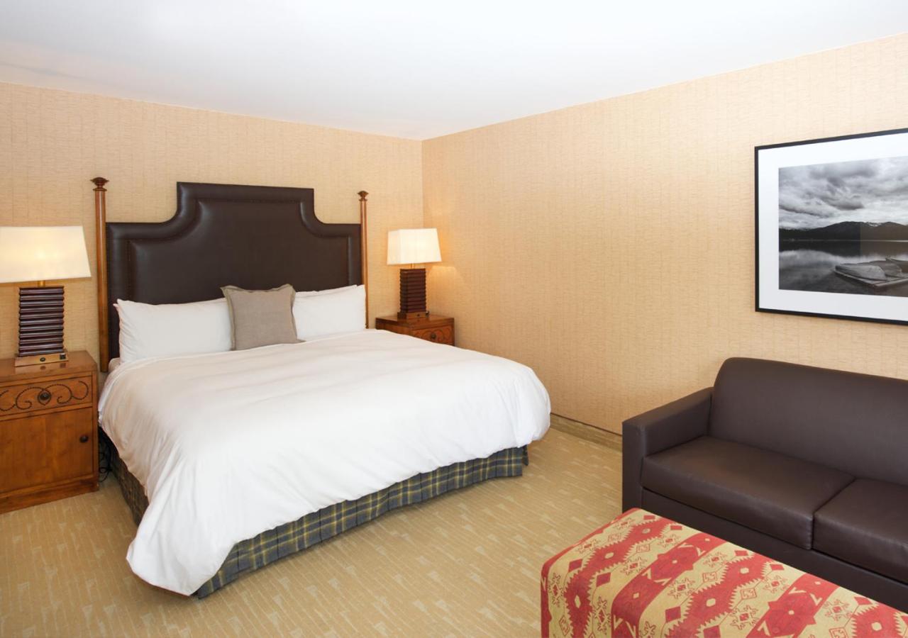 Lakeside King Room with Sofa Bed photo 2