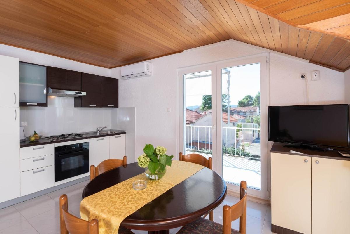 Apartment 5 photo 3