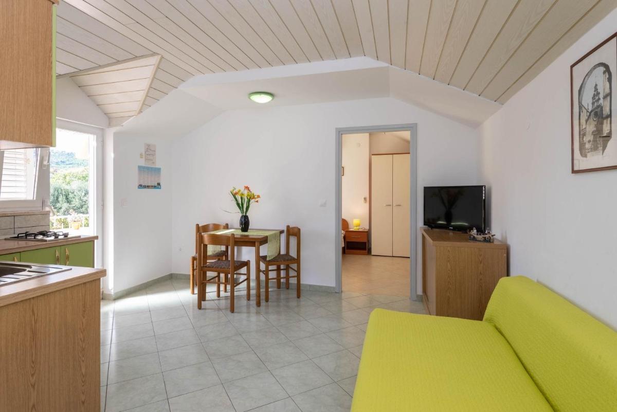 Apartment 4 photo 3