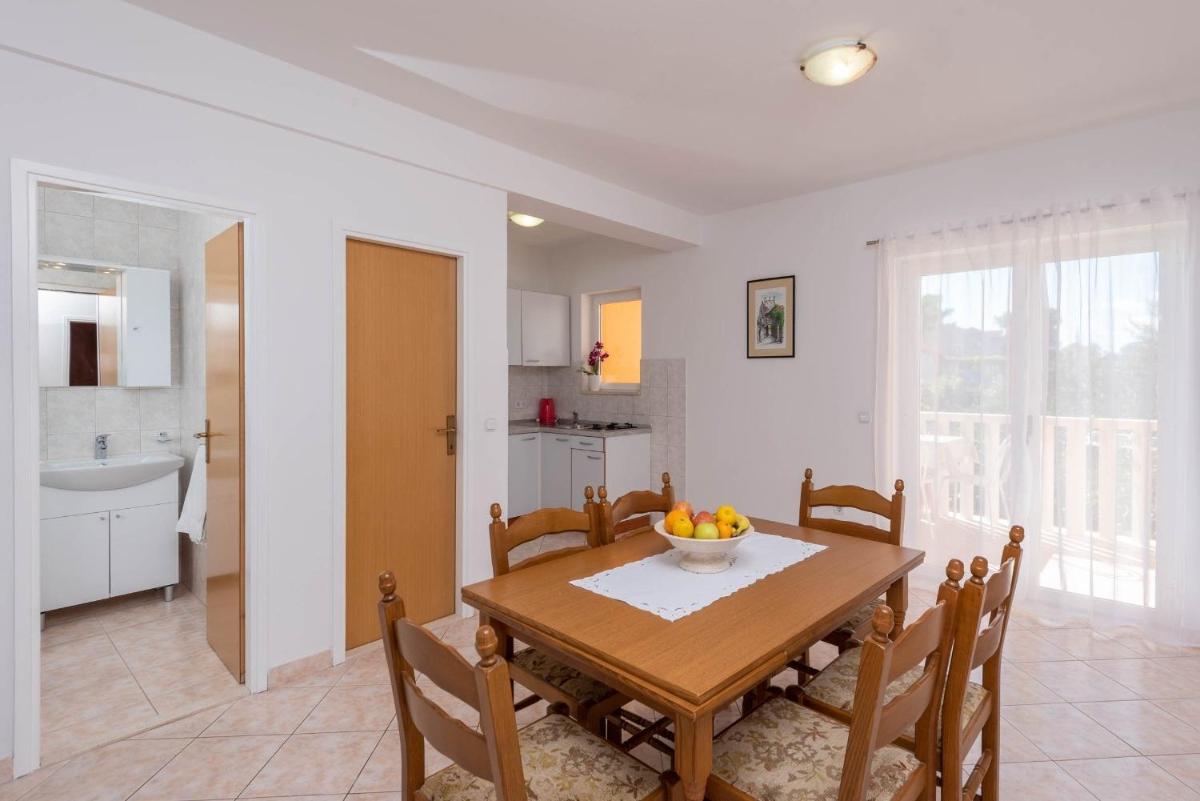 Apartment 8 photo 3