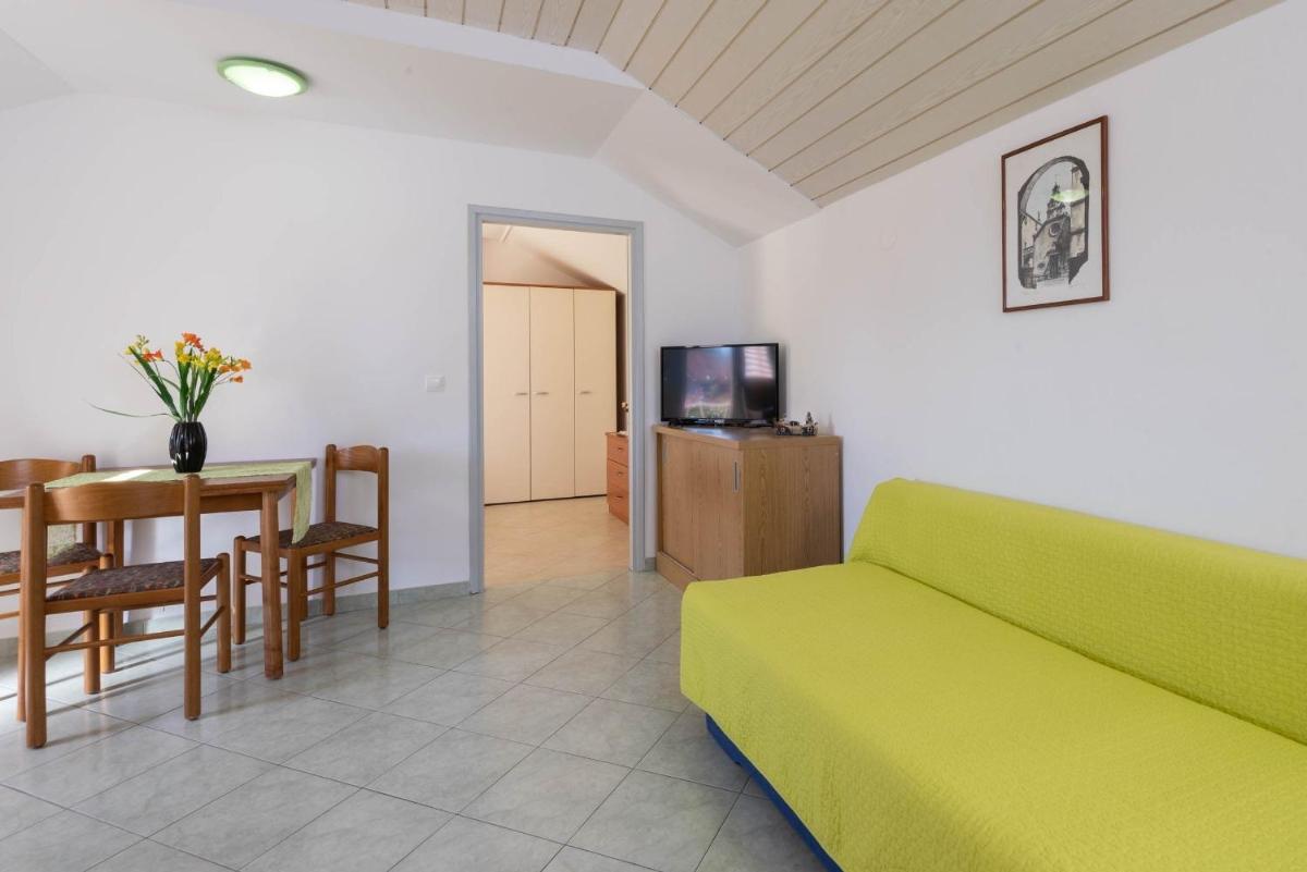 Apartment 4 photo 2