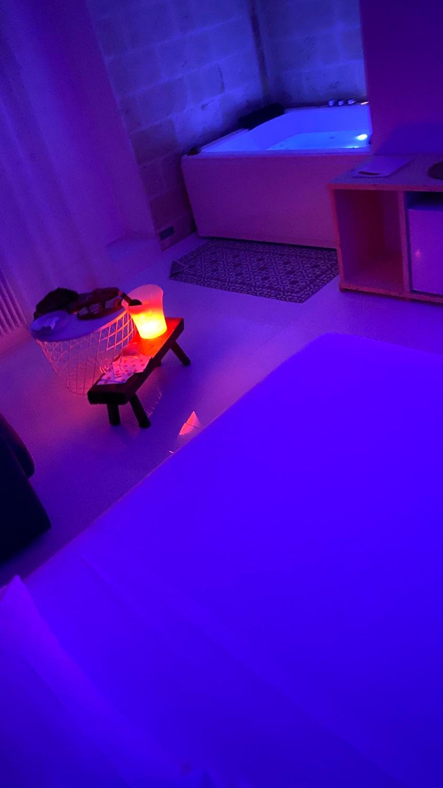 Deluxe Double Room with Bath - Photo 25