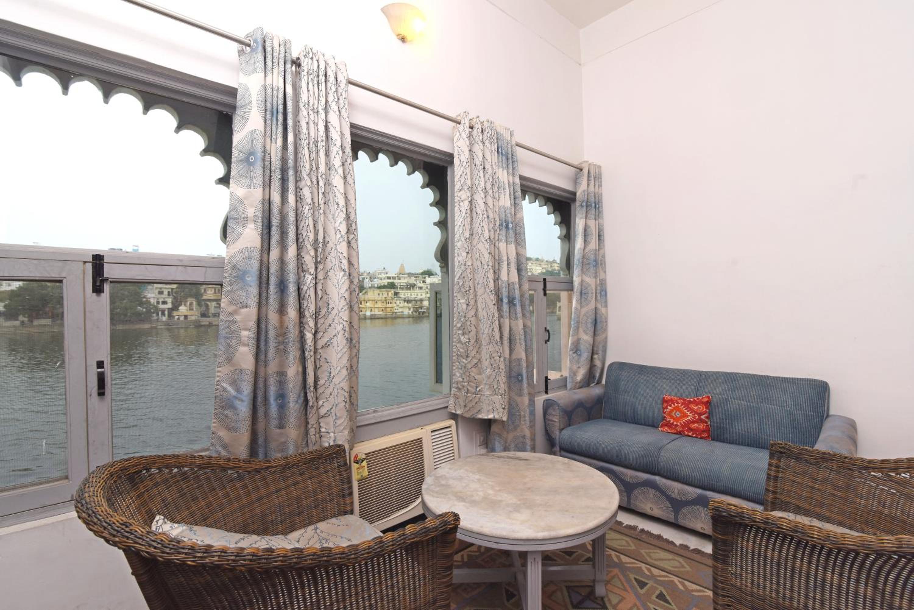 Suite with Lake View - Photo 9