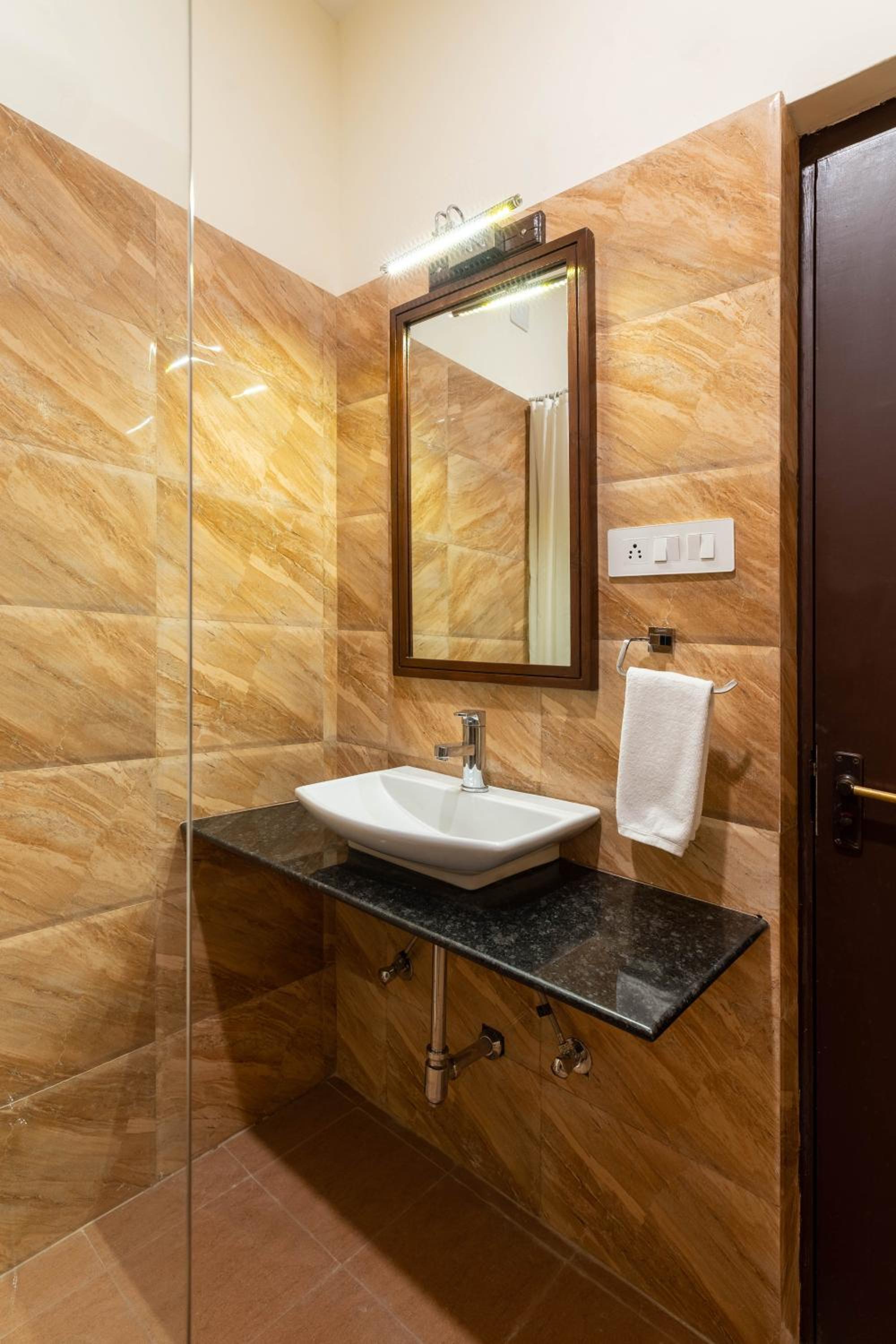 Suite with Lake View - Photo 3