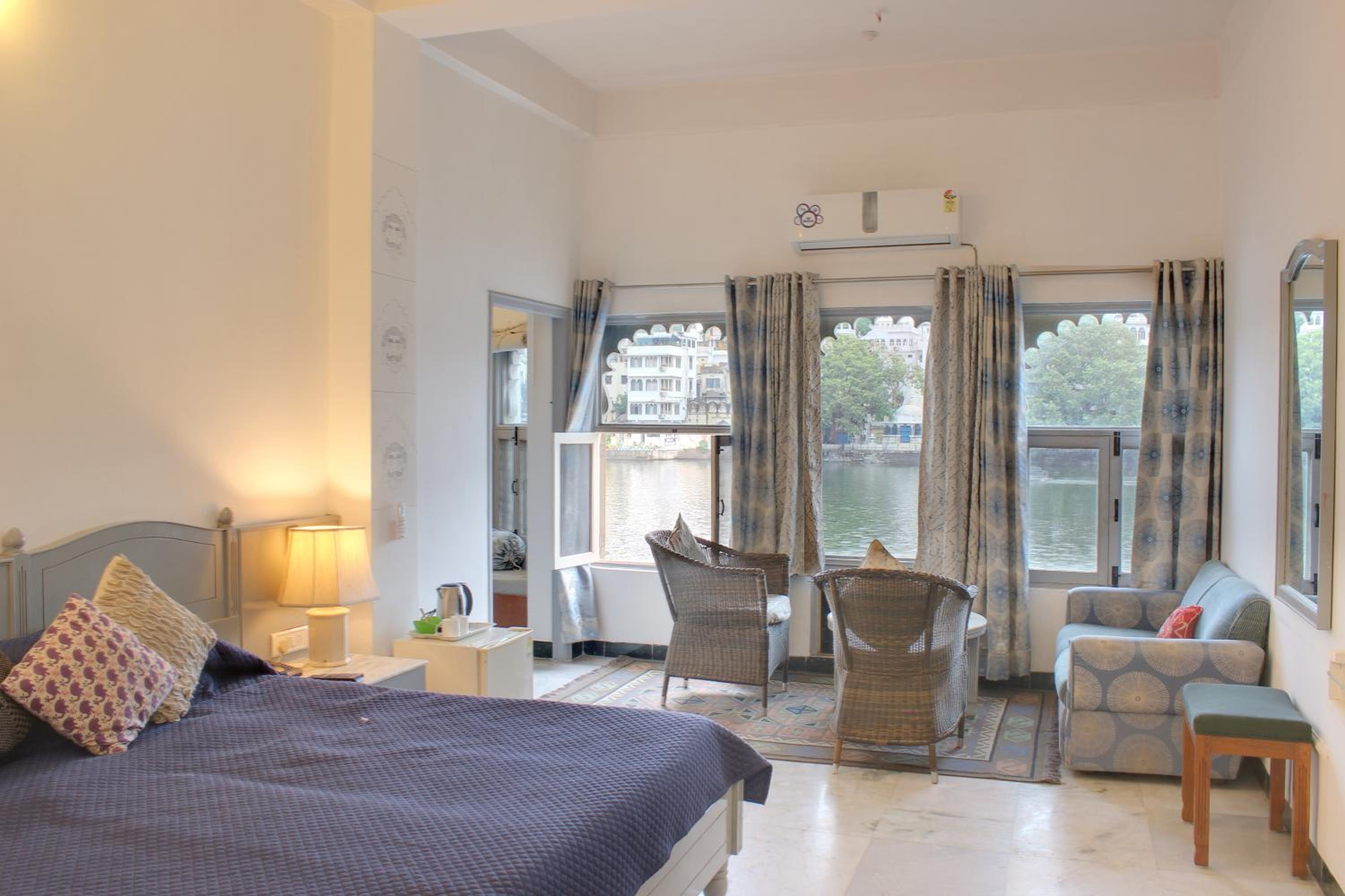 Suite with Lake View - Photo 6