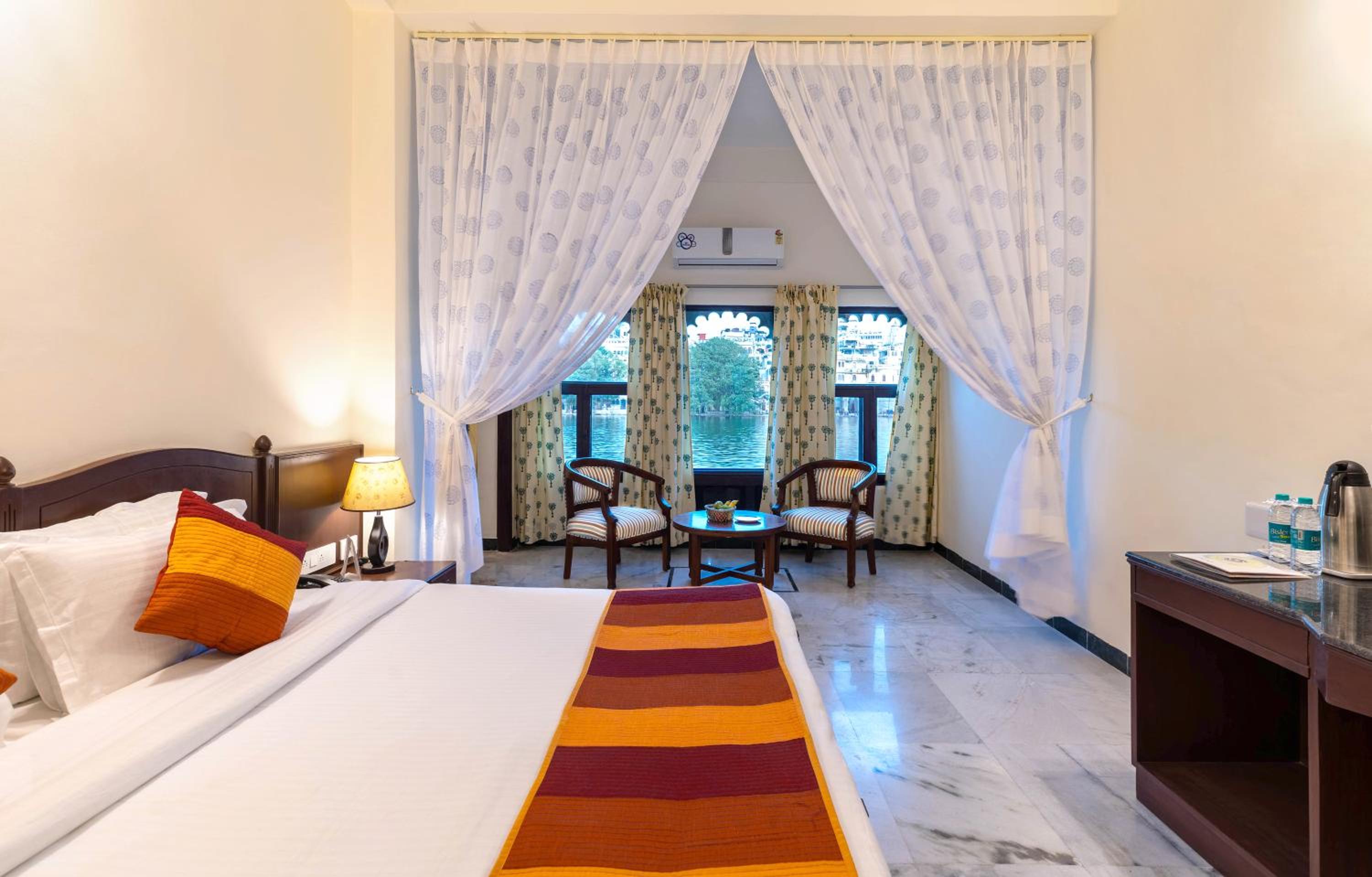 Suite with Lake View - Photo 5