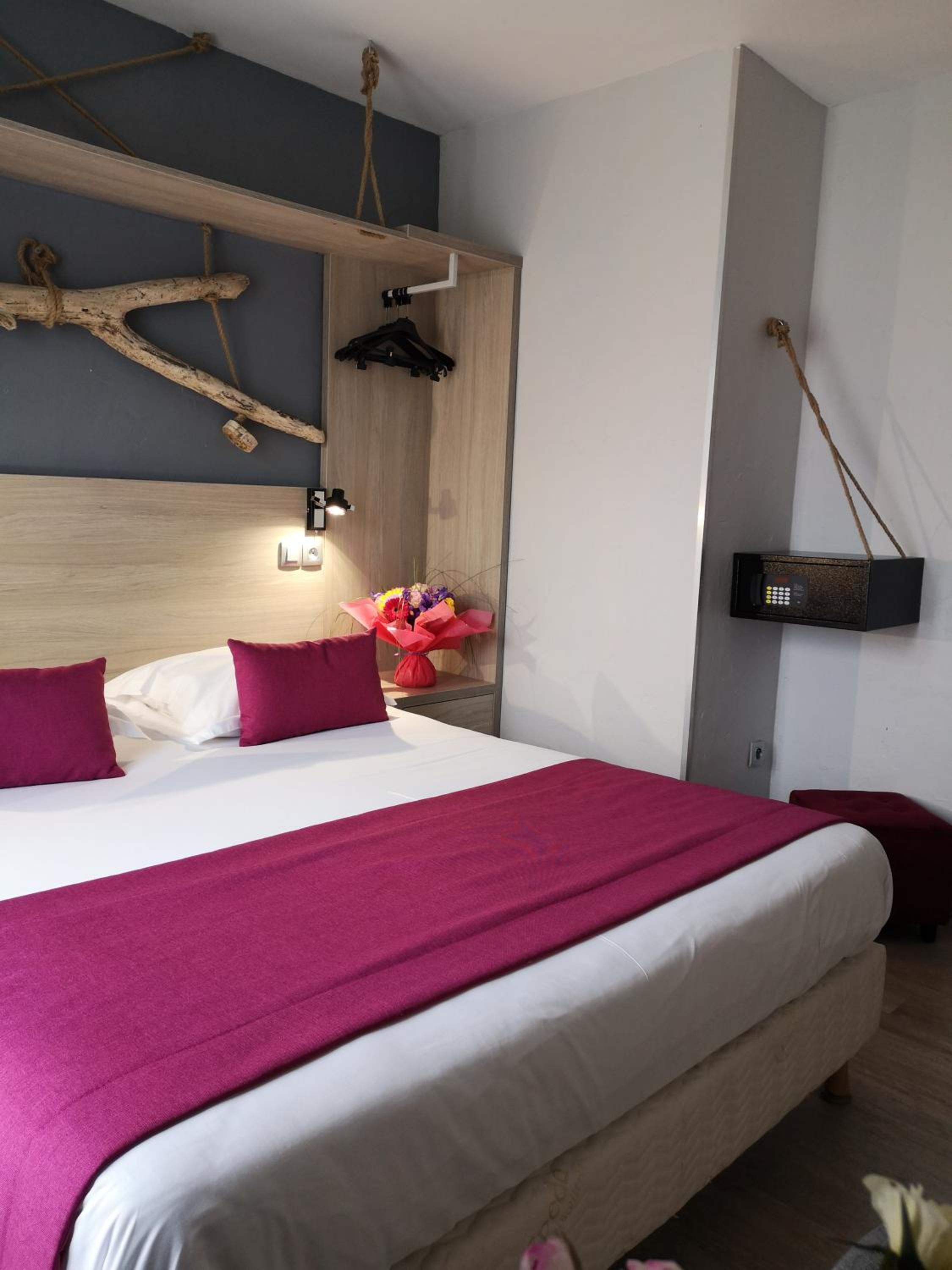 Double Room with Balcony - Photo 9