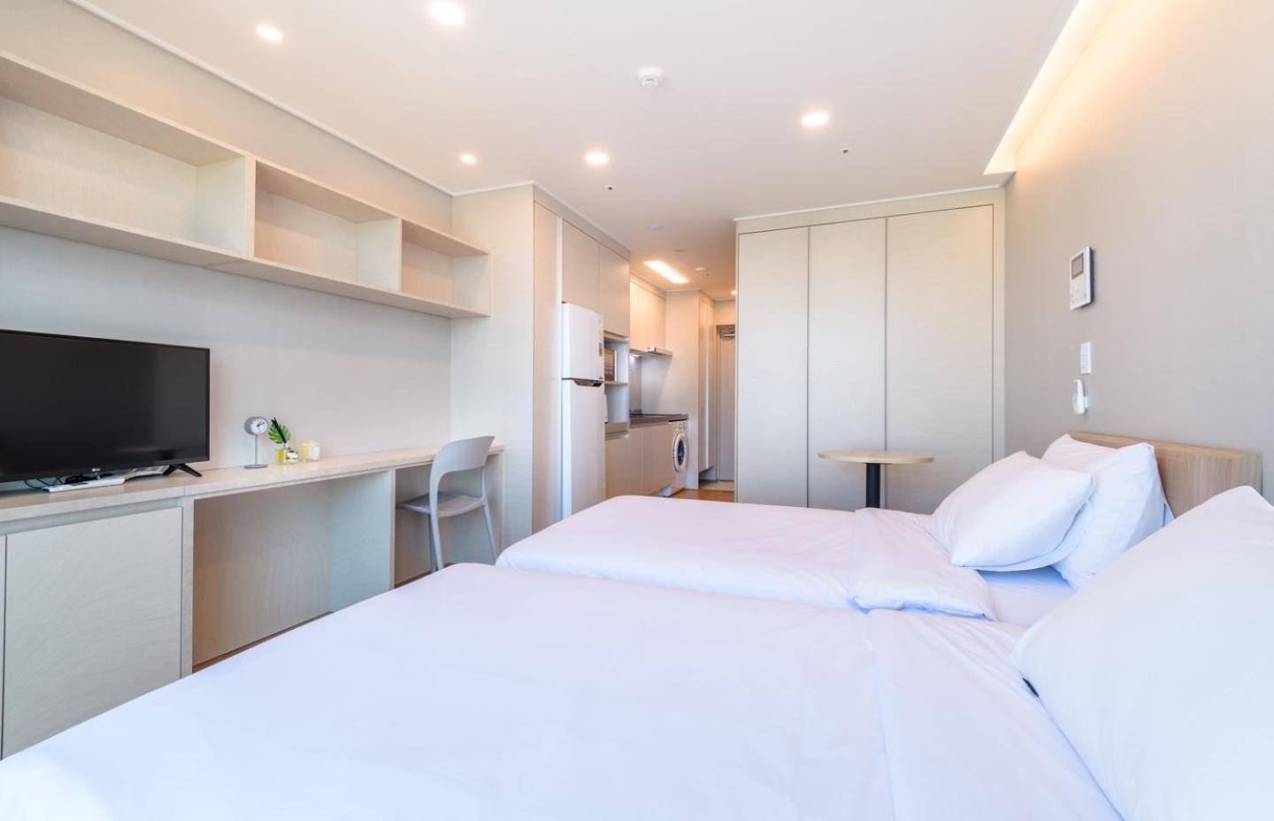 Studio Apartment - Photo 12
