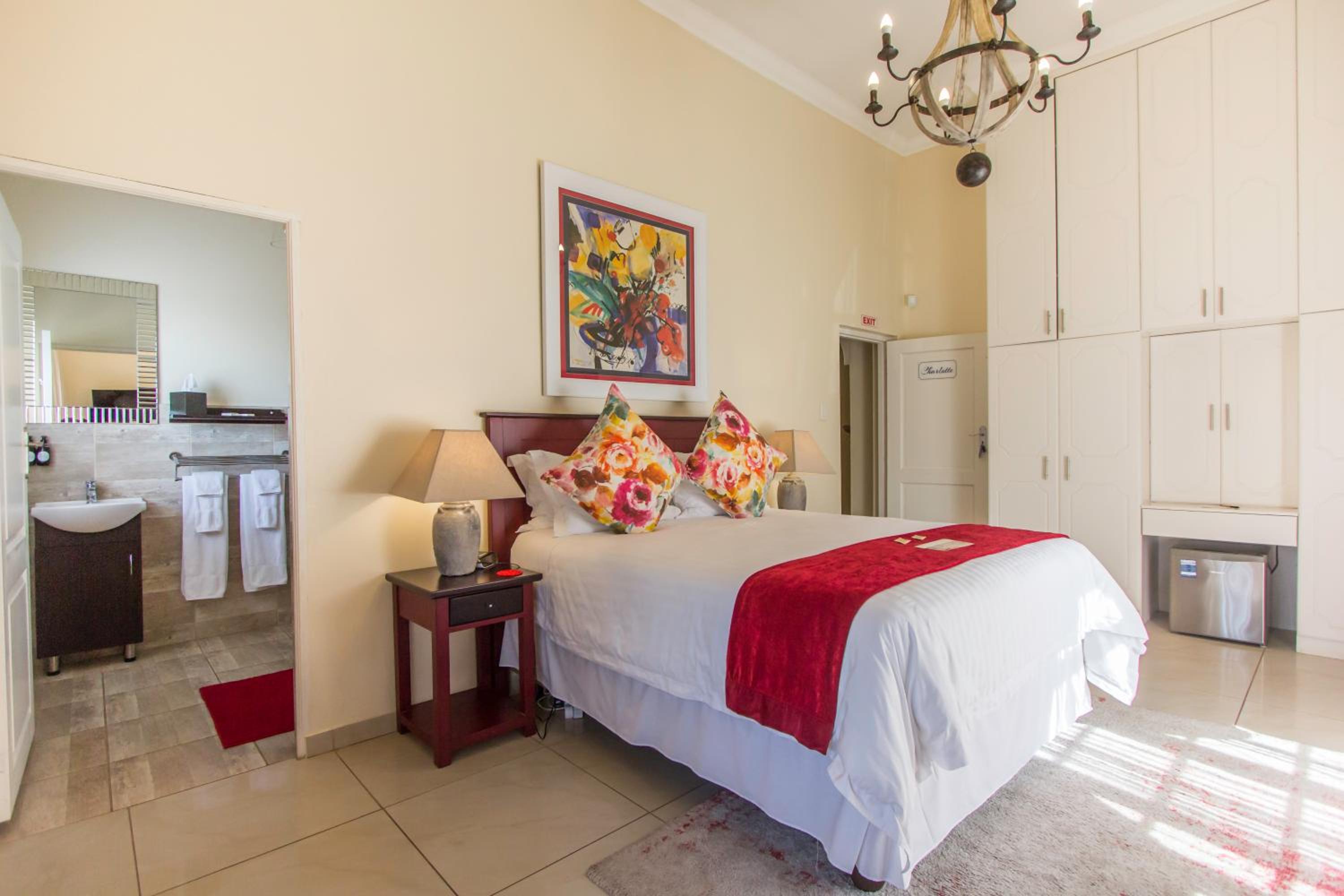Deluxe Double Bedroom - Photo 15