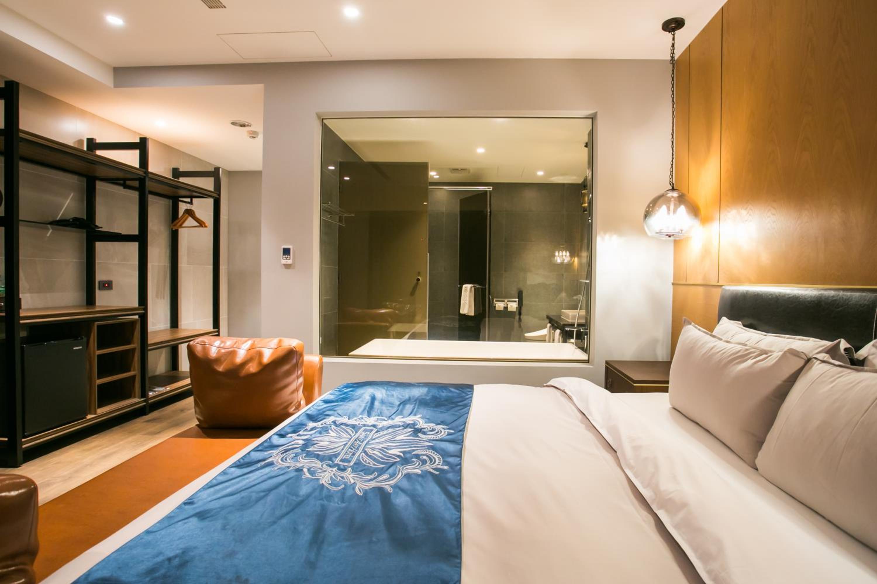 Budget Double Room ( No Window )  photo 2