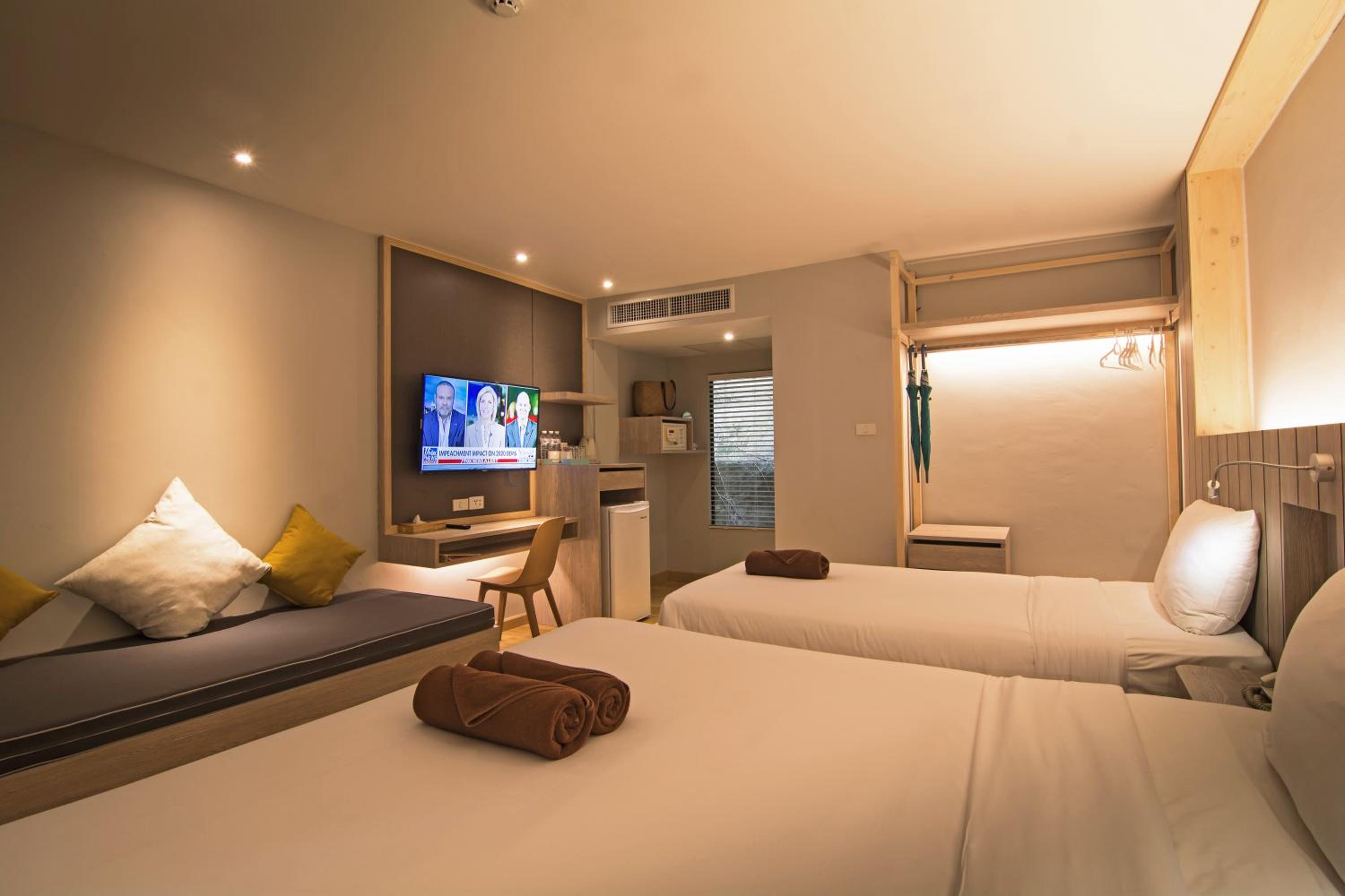 Deluxe Family Room (2 Adults + 1 Child) - Photo 5
