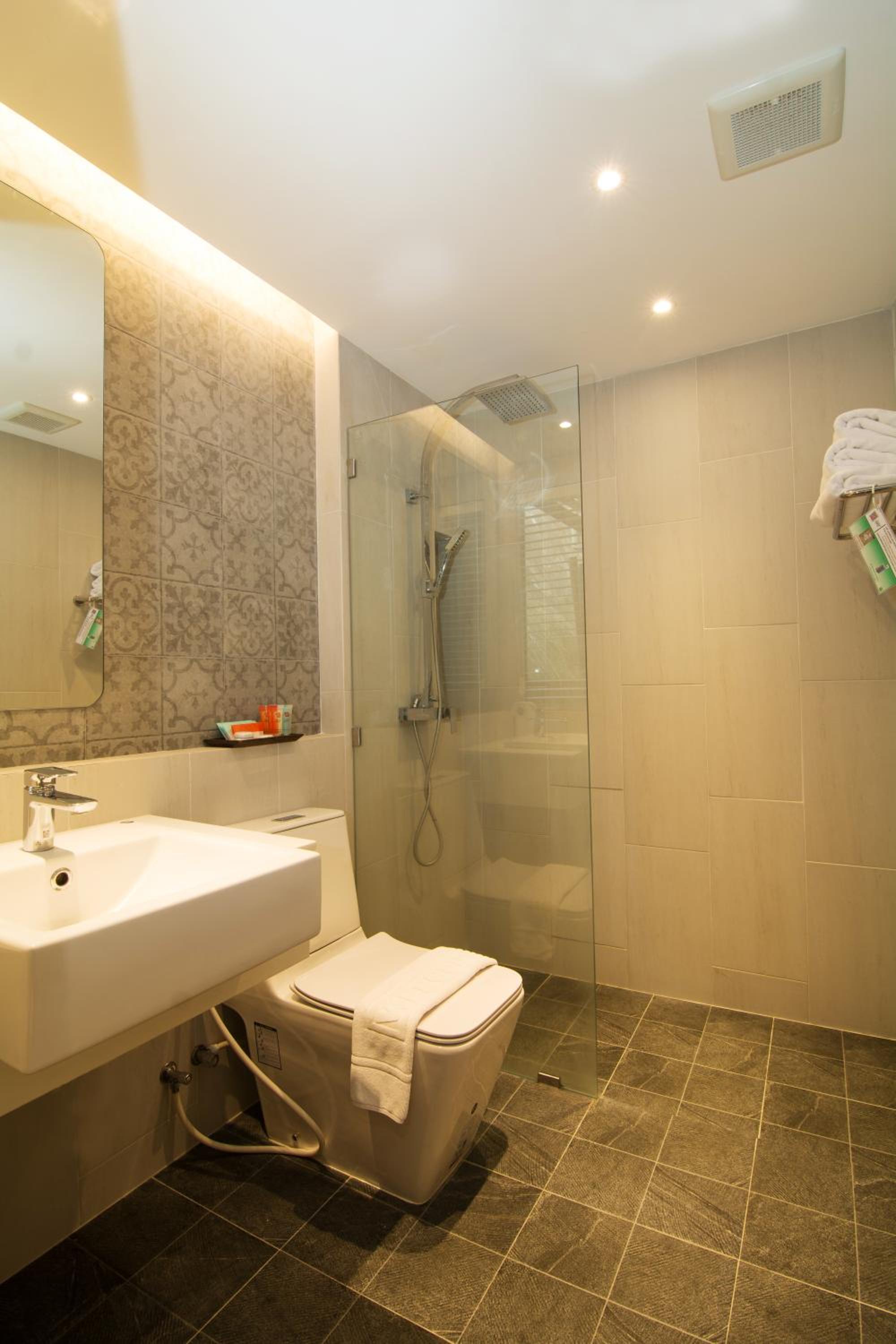 Deluxe Family Room (2 Adults + 1 Child) - Photo 6