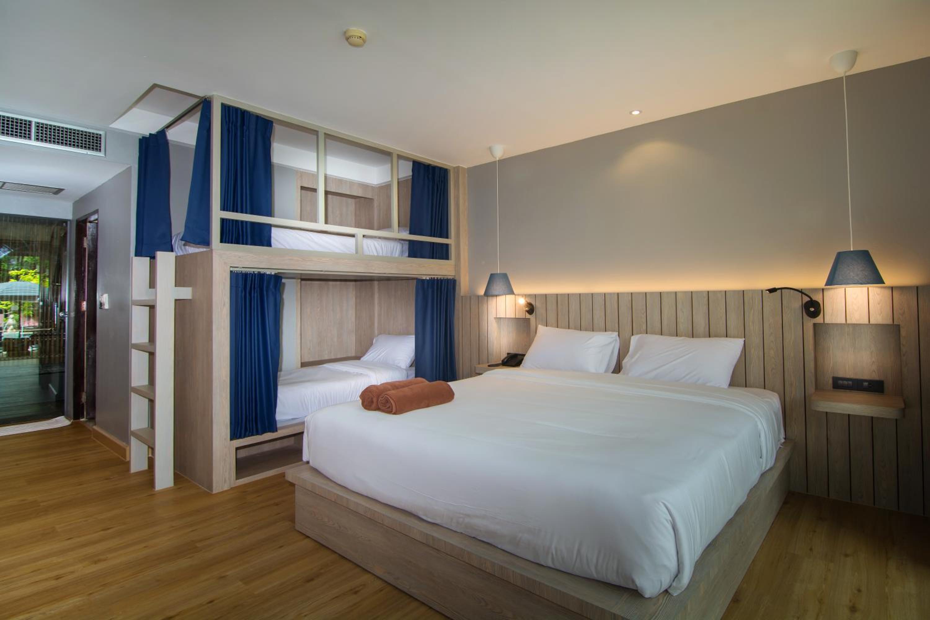 Deluxe Family Room with Bunk Bed photo 2