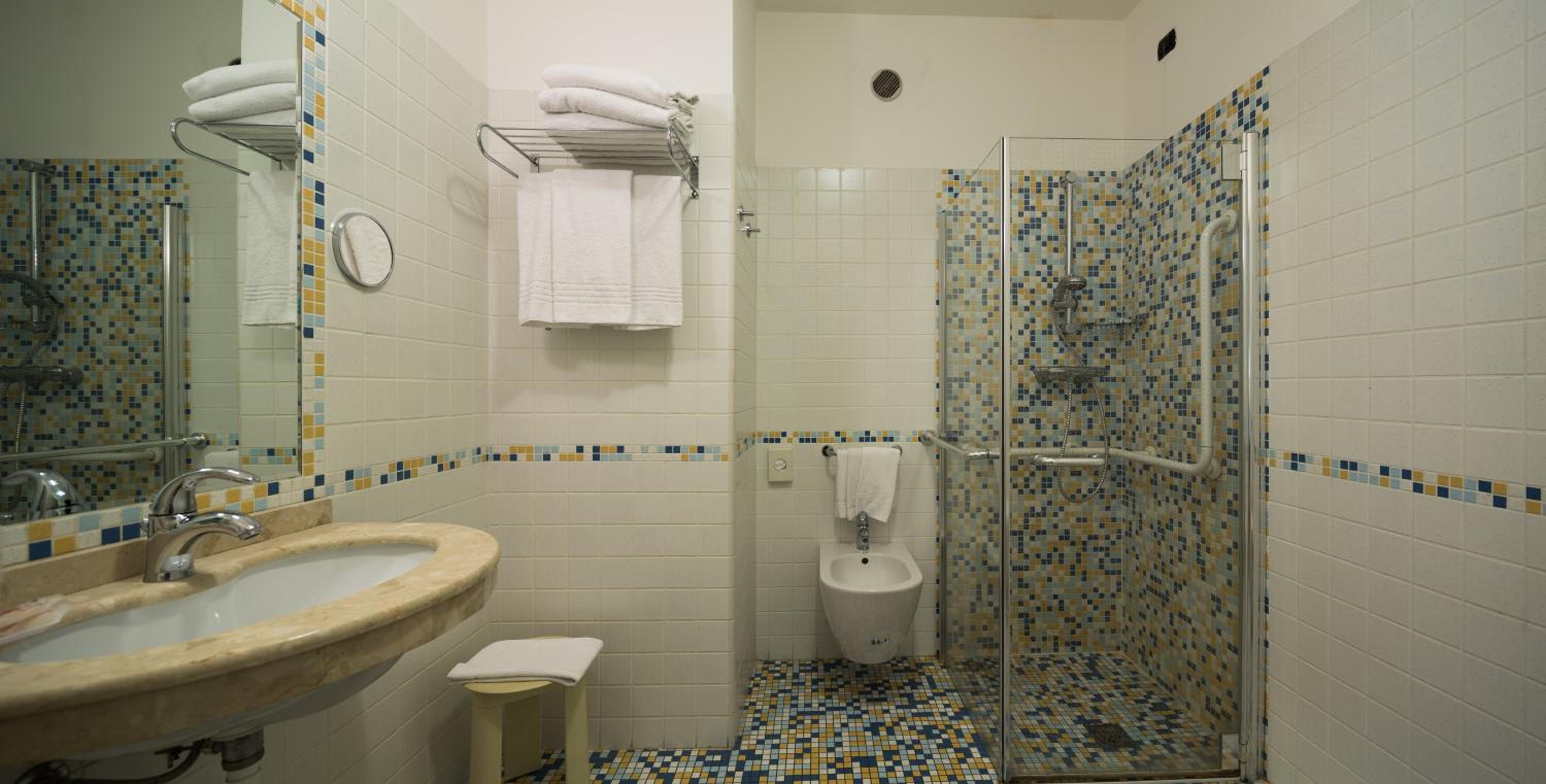 Double Room with Balcony - Photo 2