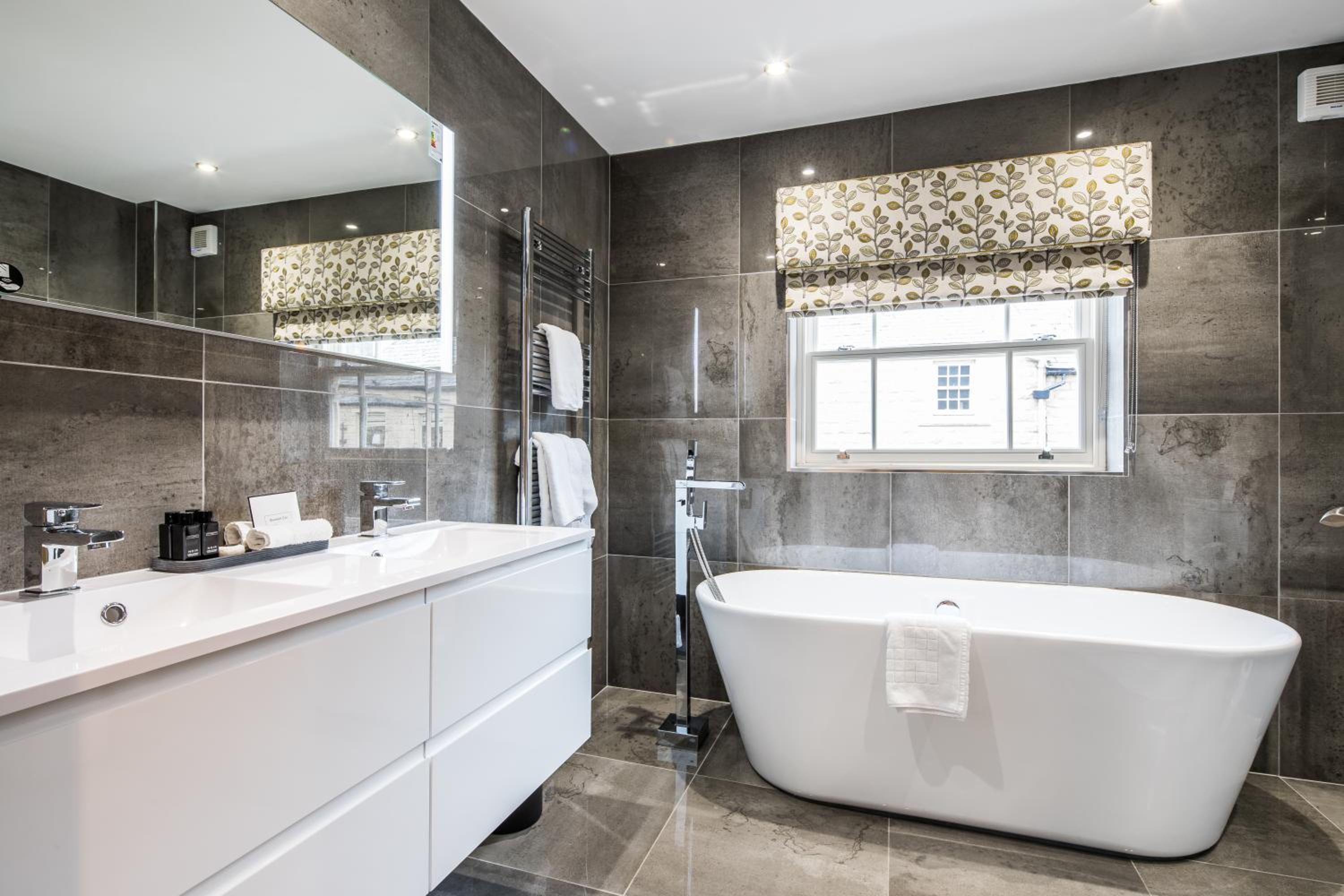 Superior King Suite photo 3