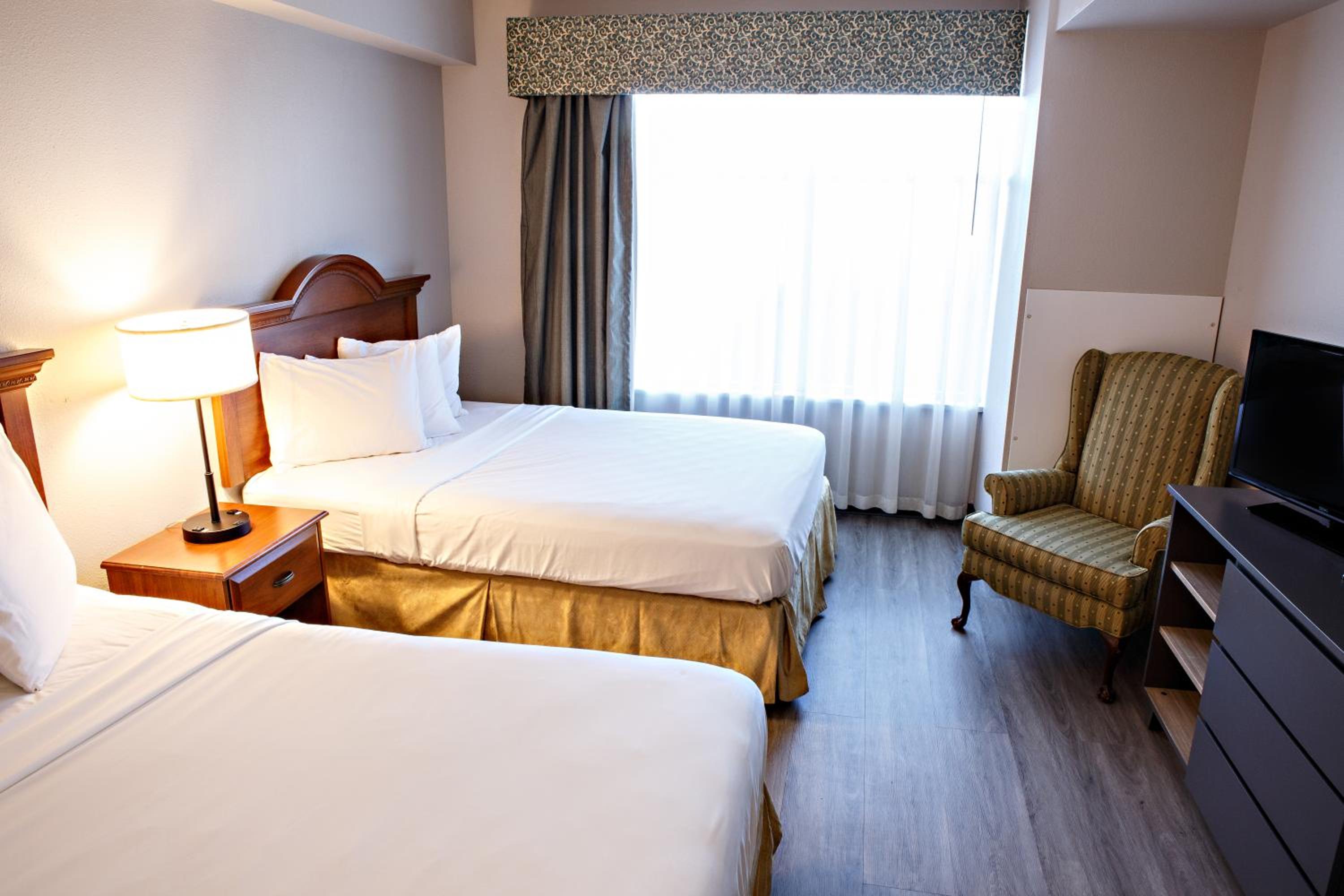 Queen Room with Two Queen Beds - Non-Smoking photo 3
