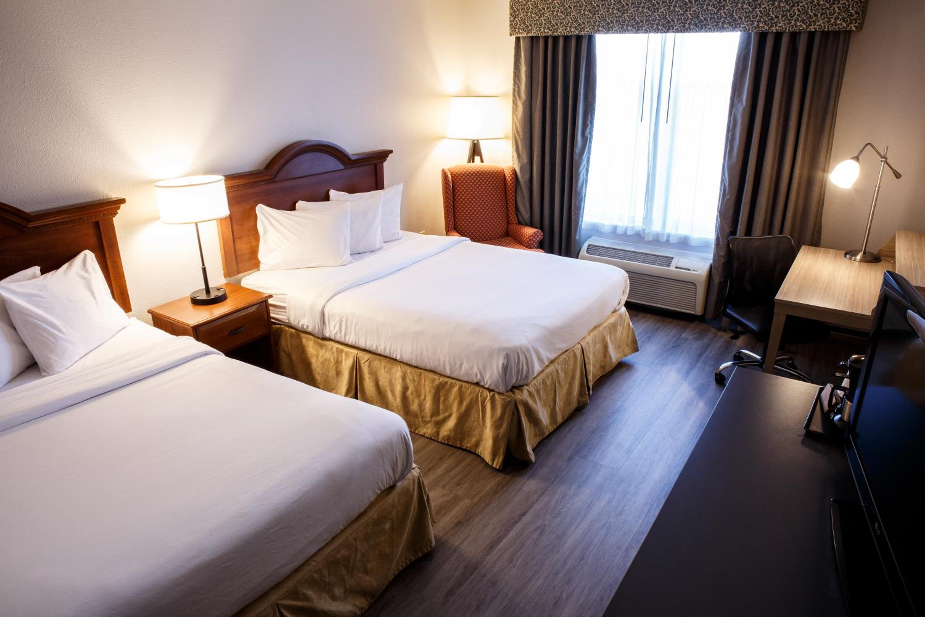 Queen Room with Two Queen Beds - Non-Smoking photo 2