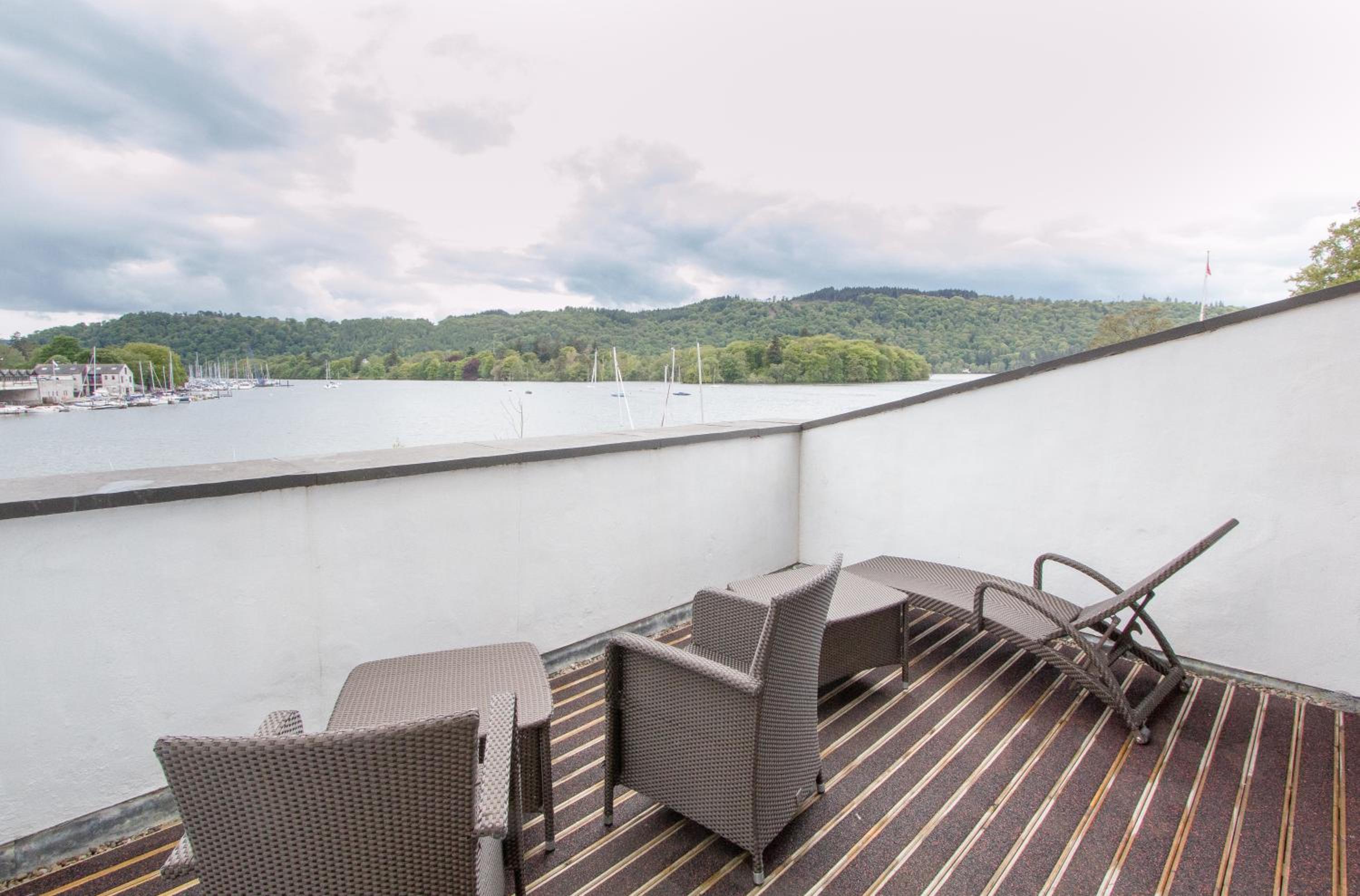 Deluxe Balcony Room - Photo 4