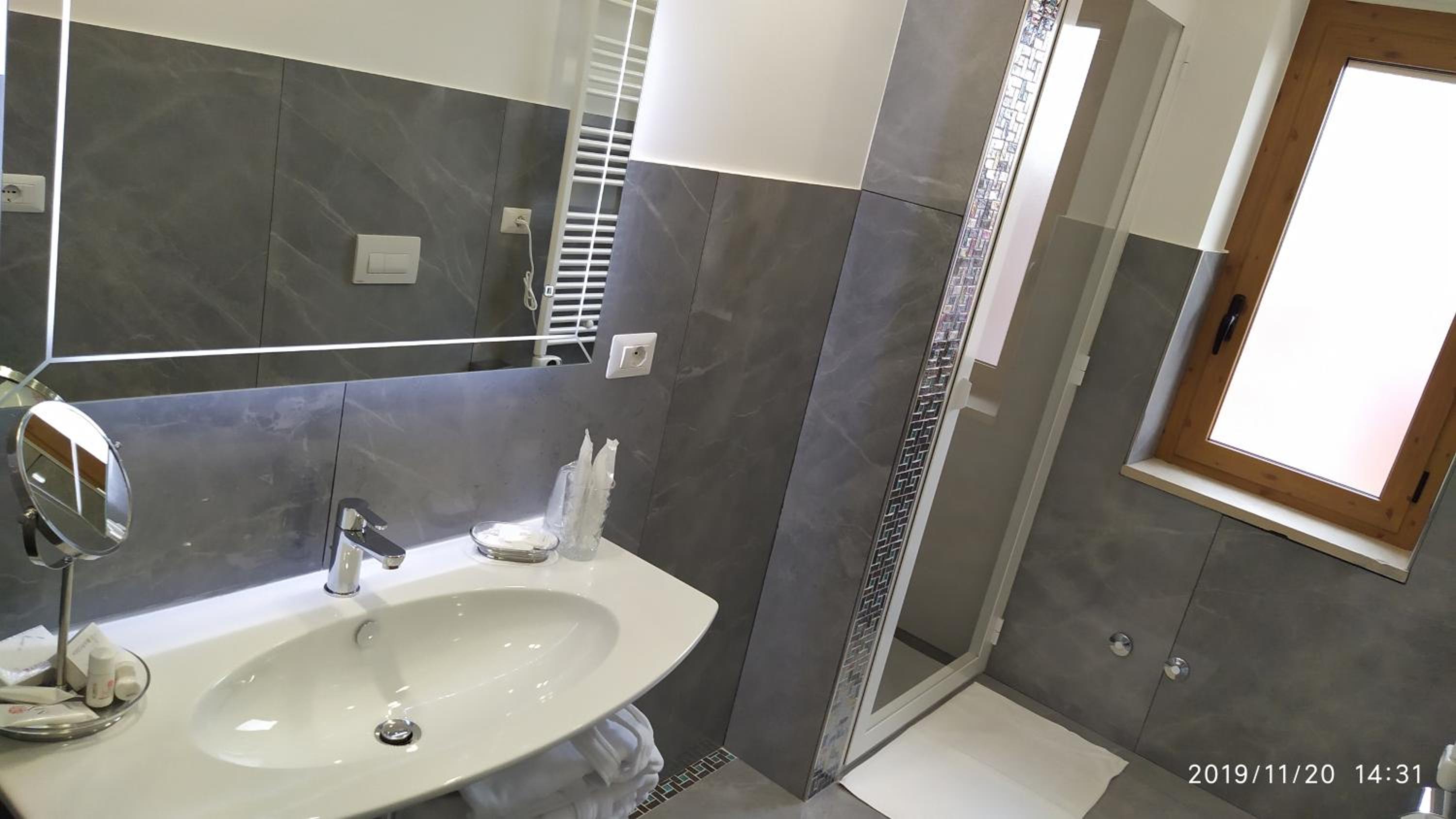 Deluxe Double Room with Side Sea View - Photo 32