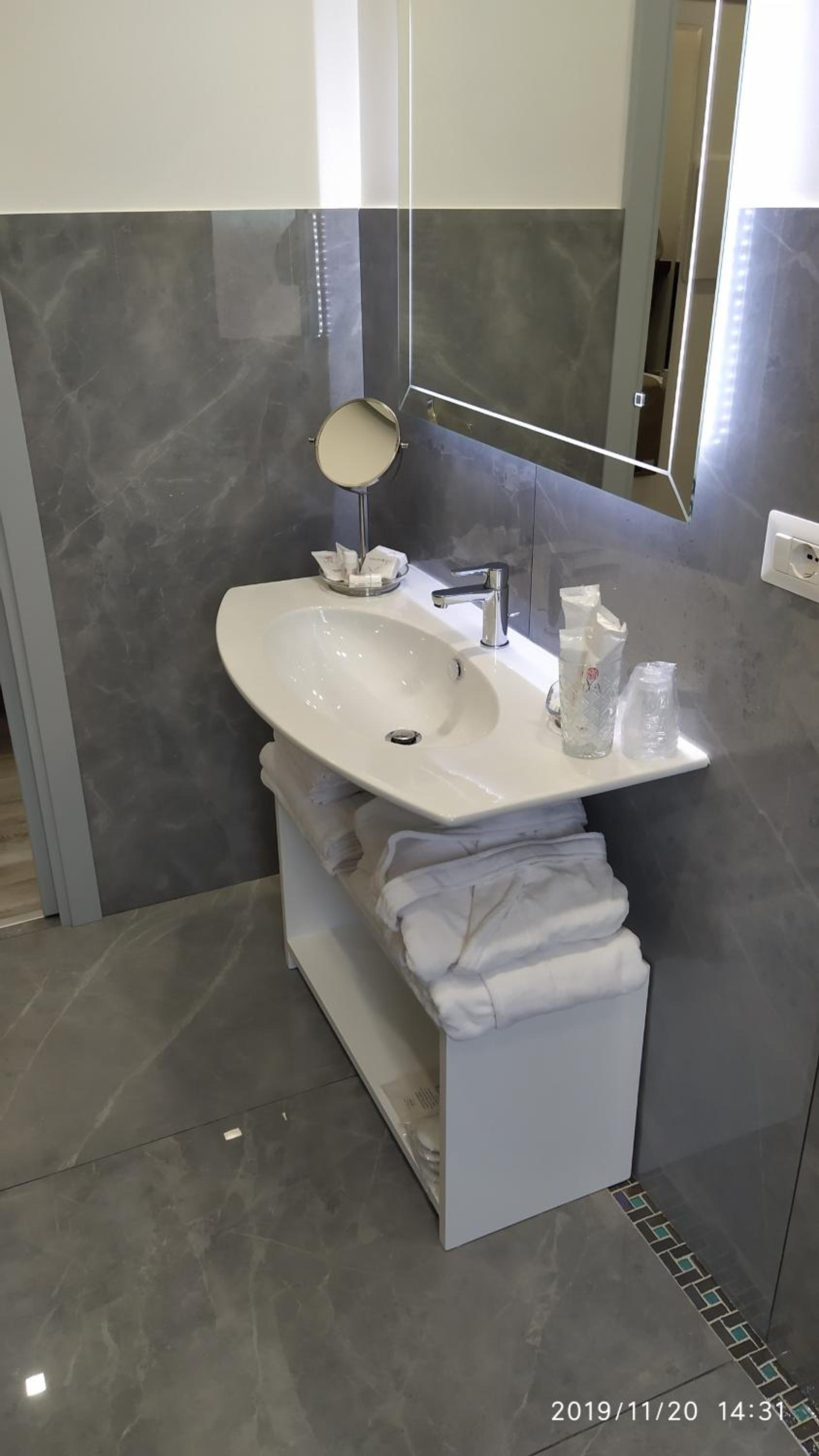 Deluxe Double Room with Side Sea View - Photo 18