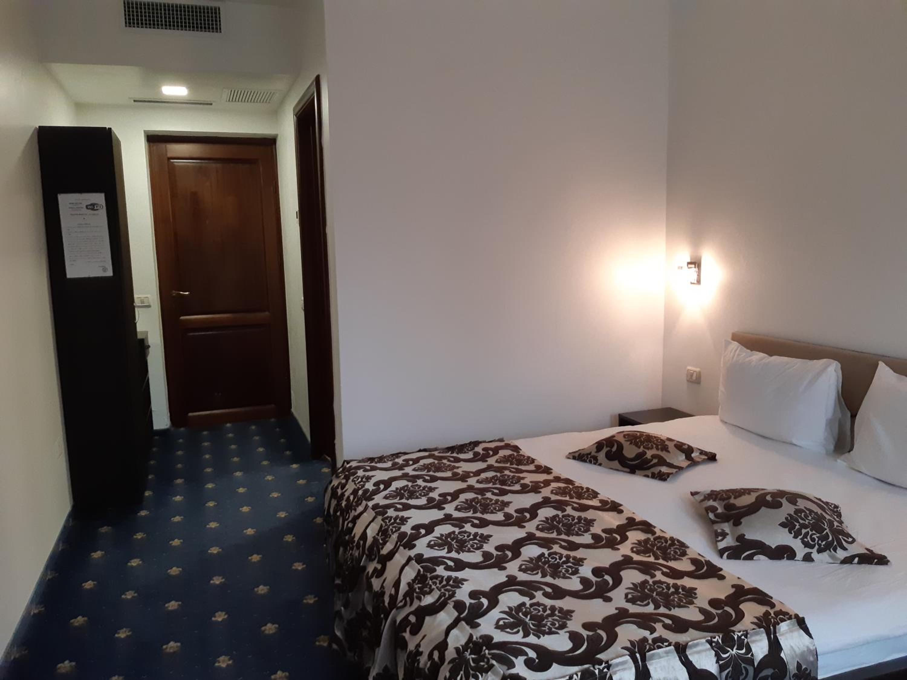 Double Room with Private Bathroom photo 3