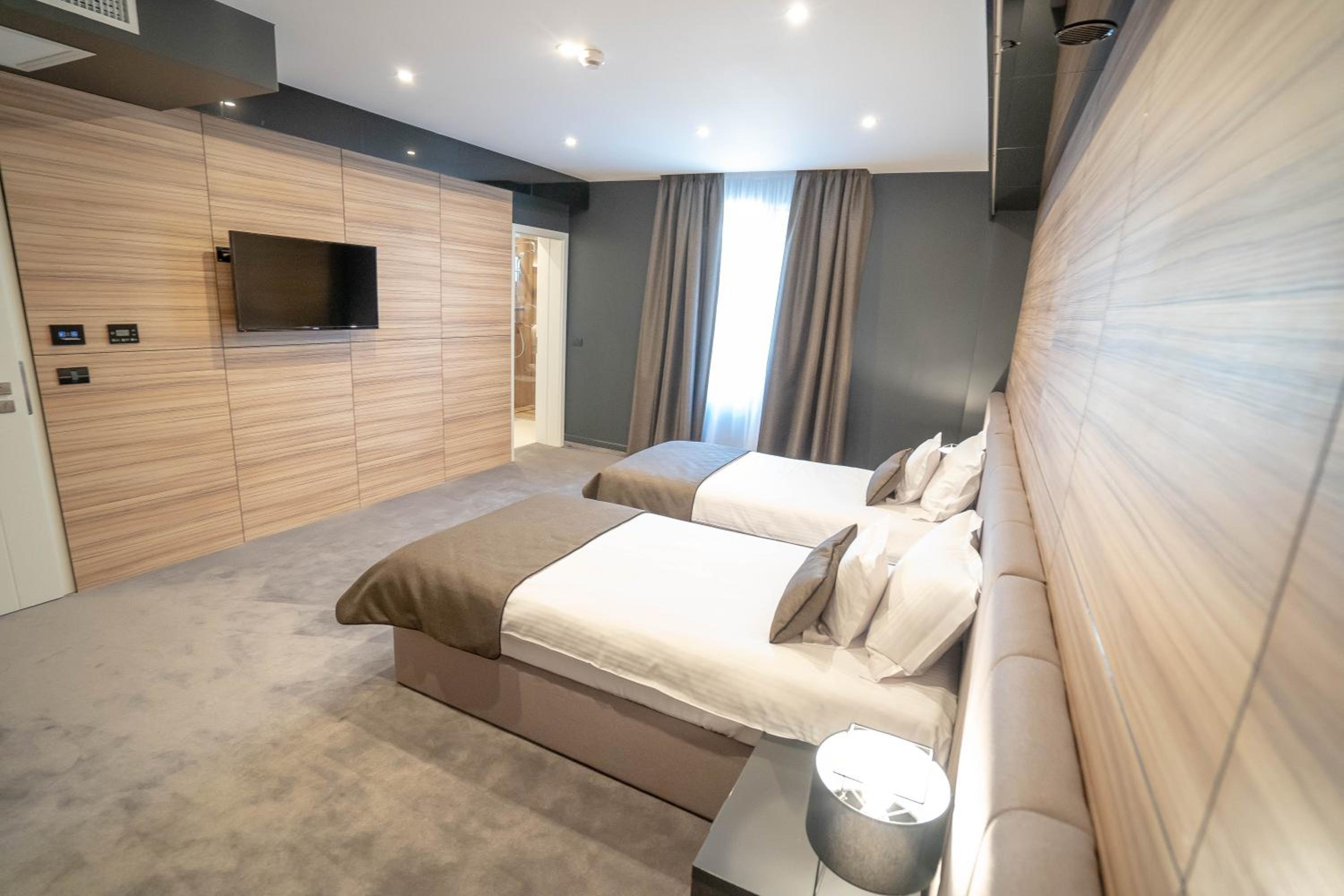 Deluxe Double or Twin Room - Photo 8