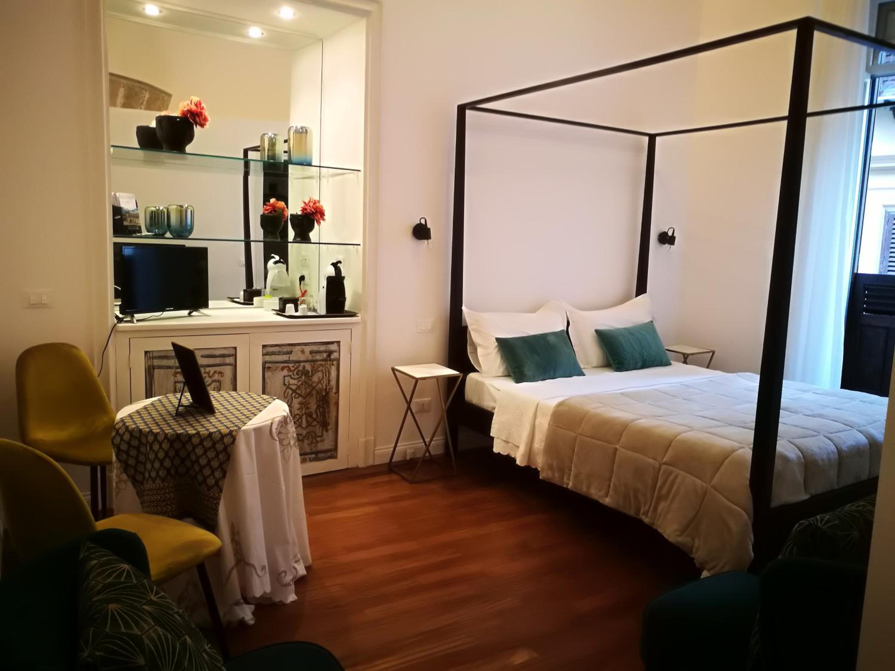 Deluxe Double Room with Shower - Photo 17
