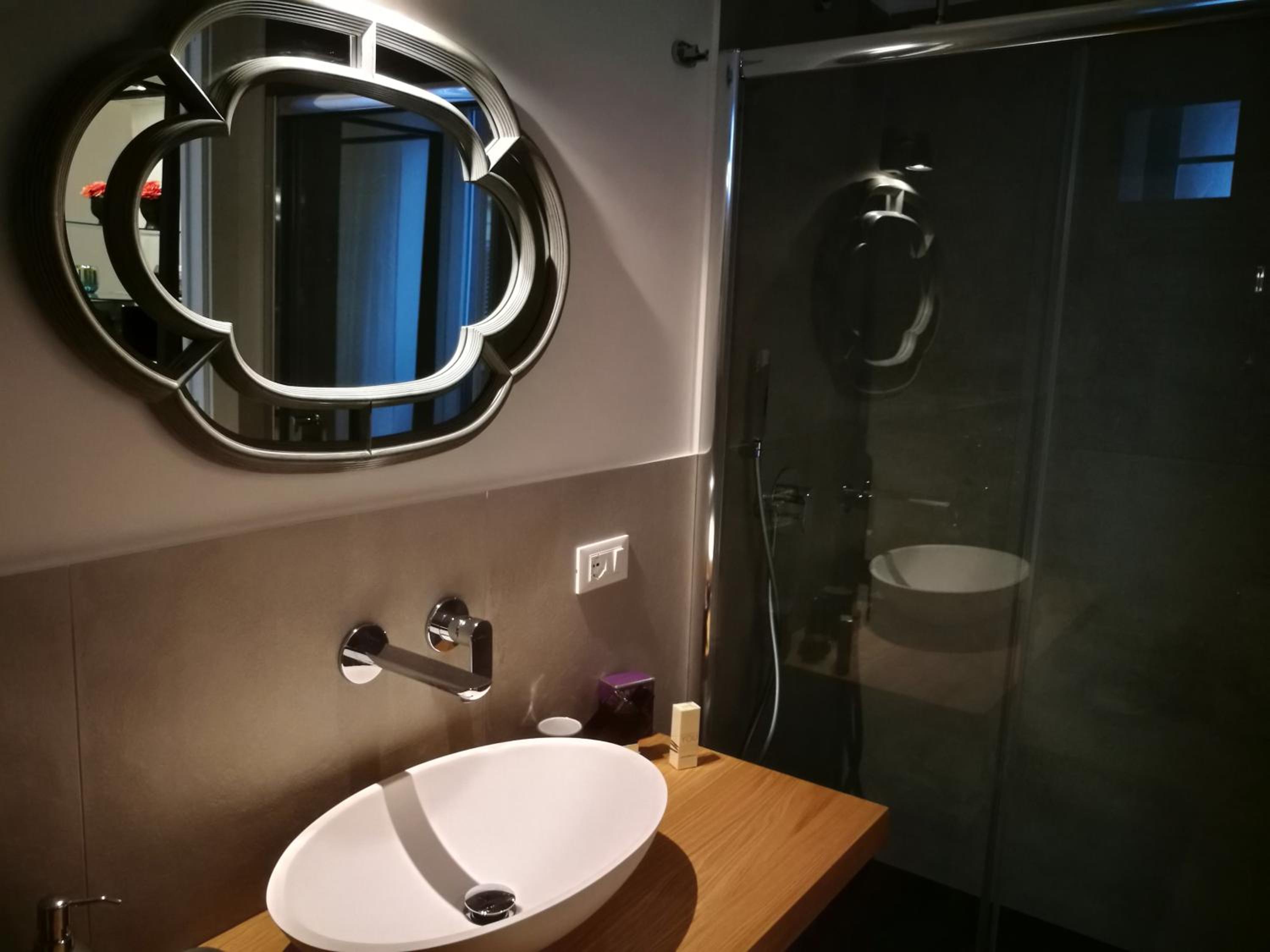 Deluxe Double Room with Shower - Photo 16