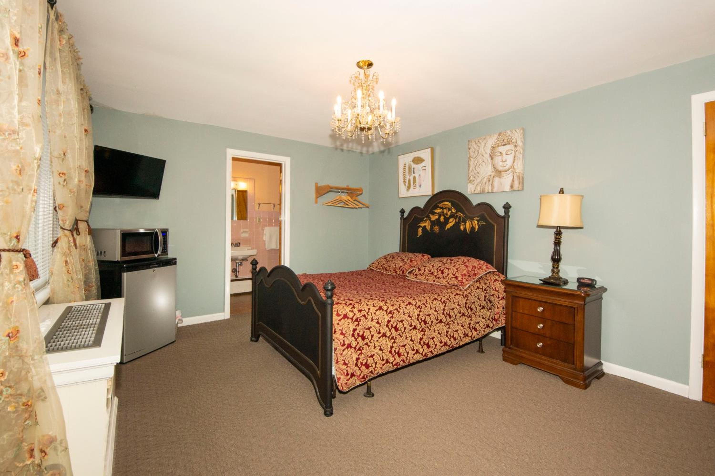 Queen Room photo 1