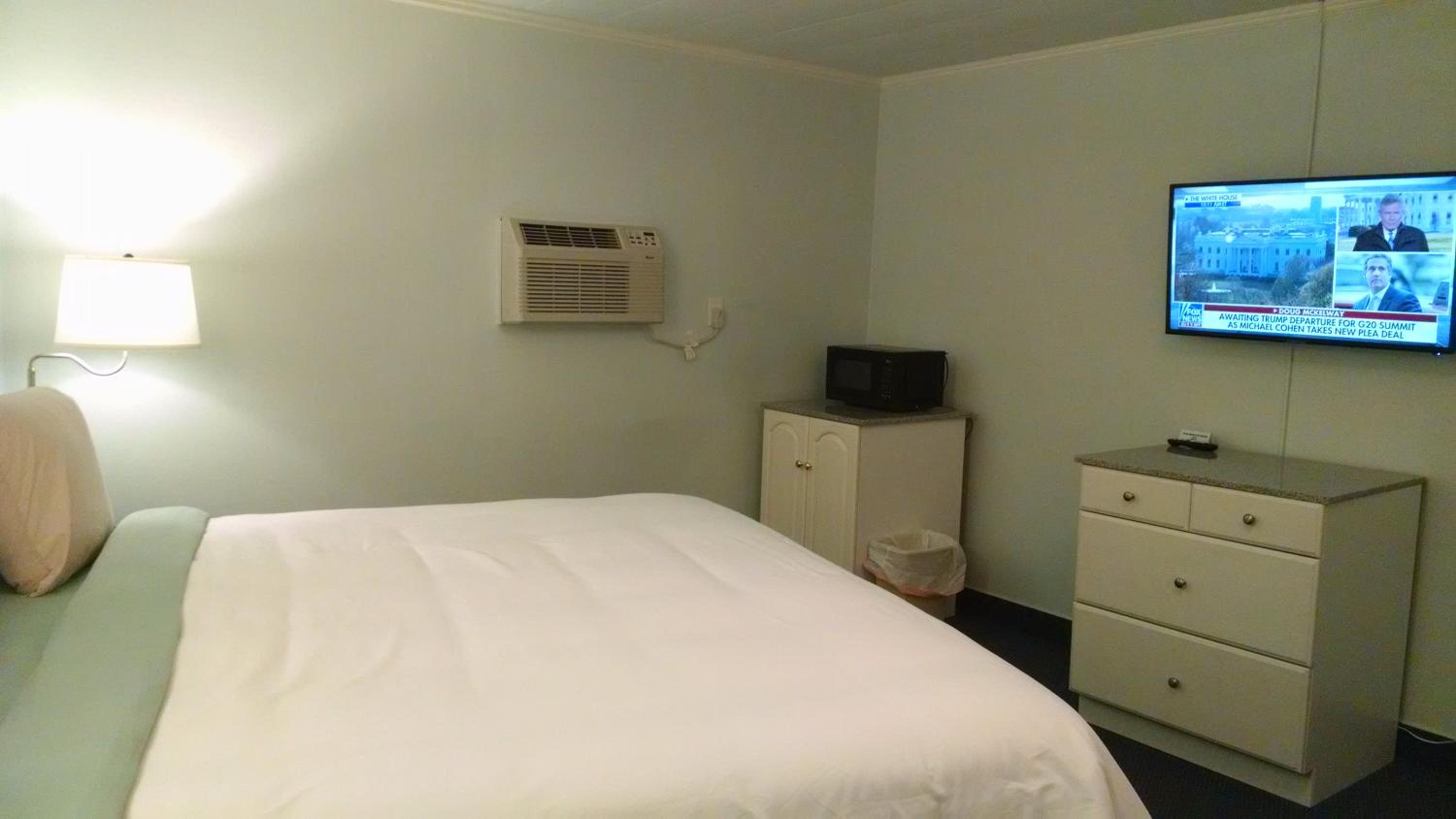 King Room - Non-Smoking - Photo 3