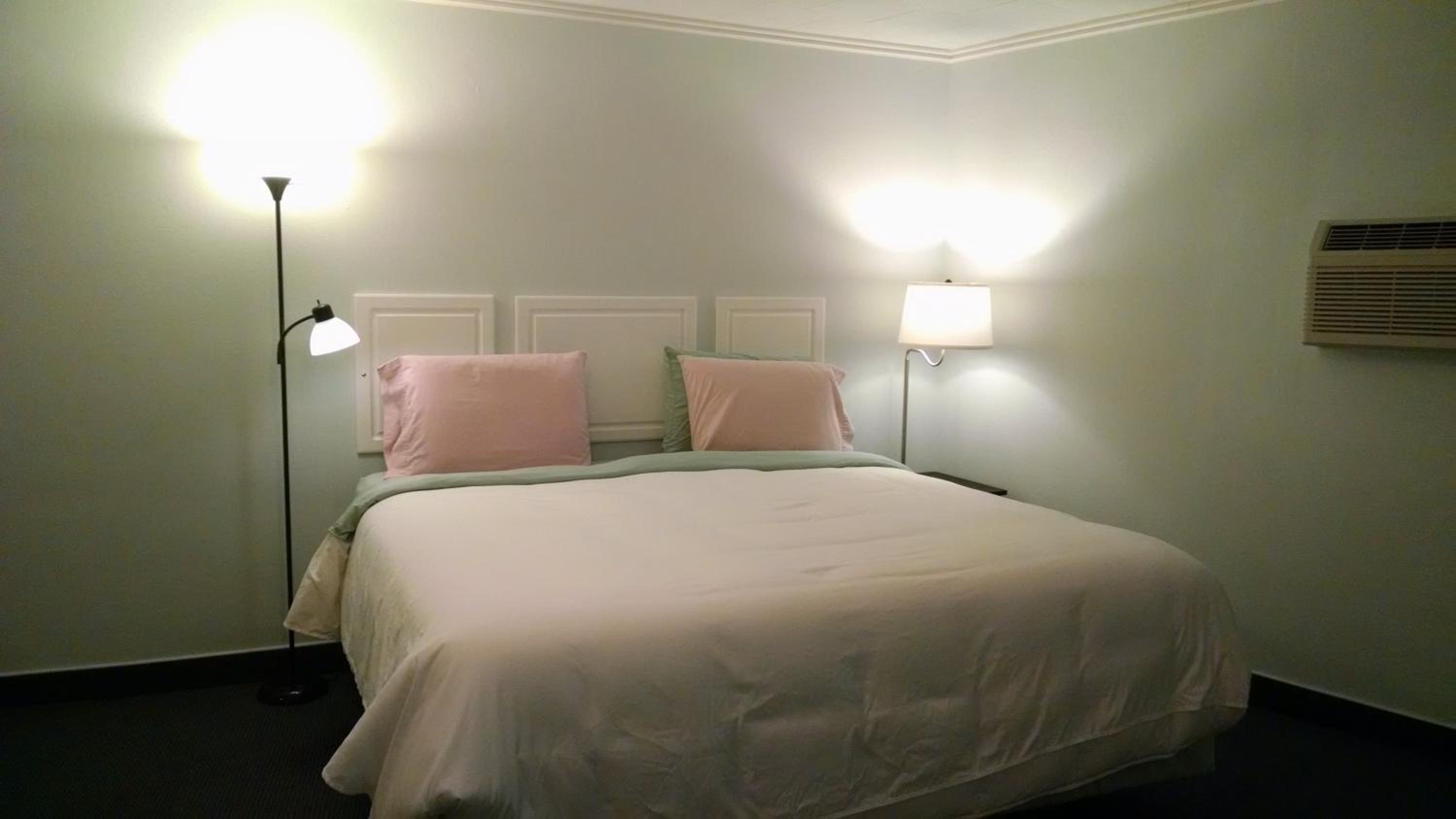 King Room - Non-Smoking - Photo 2