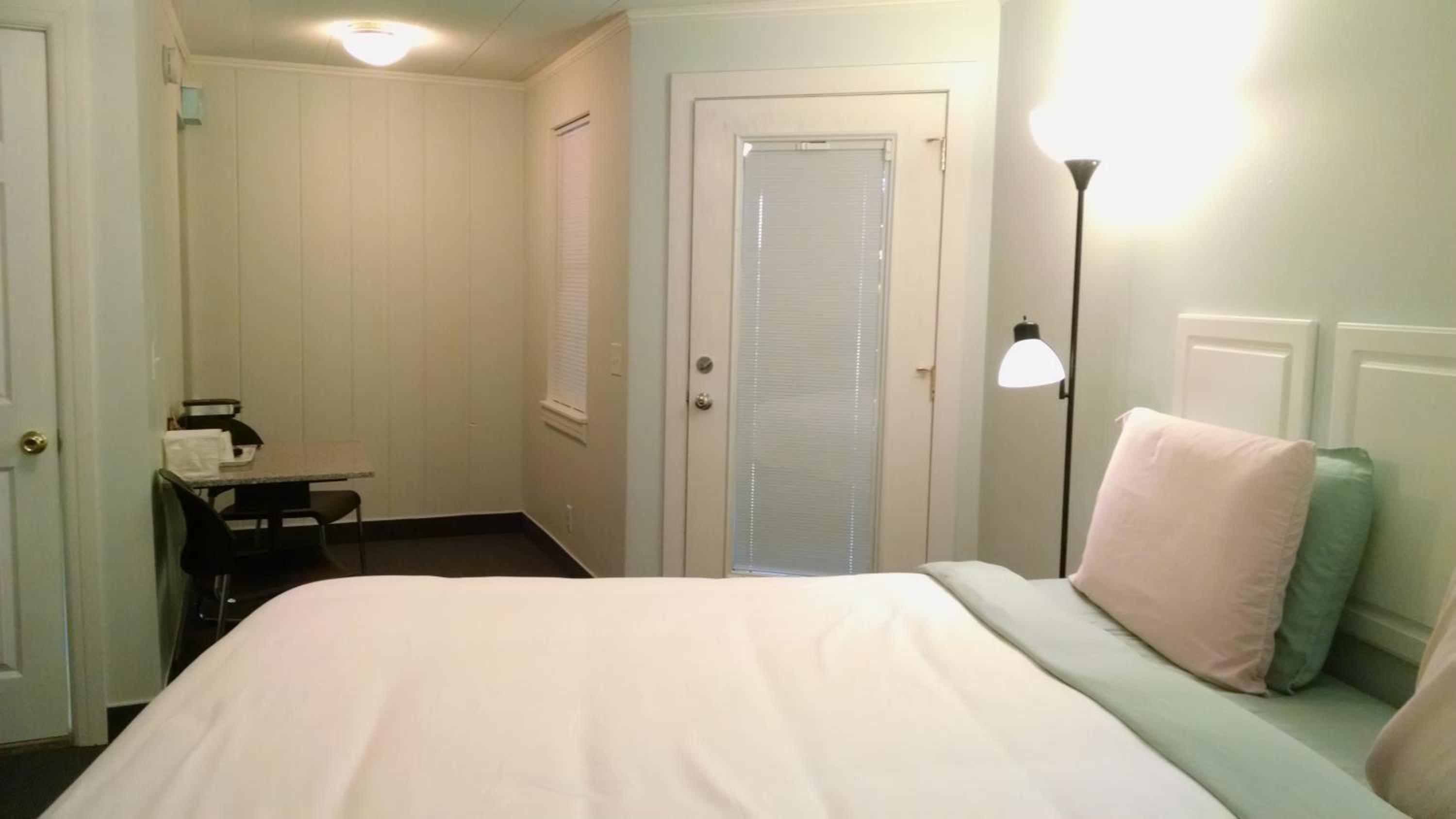 King Room - Non-Smoking - Photo 5