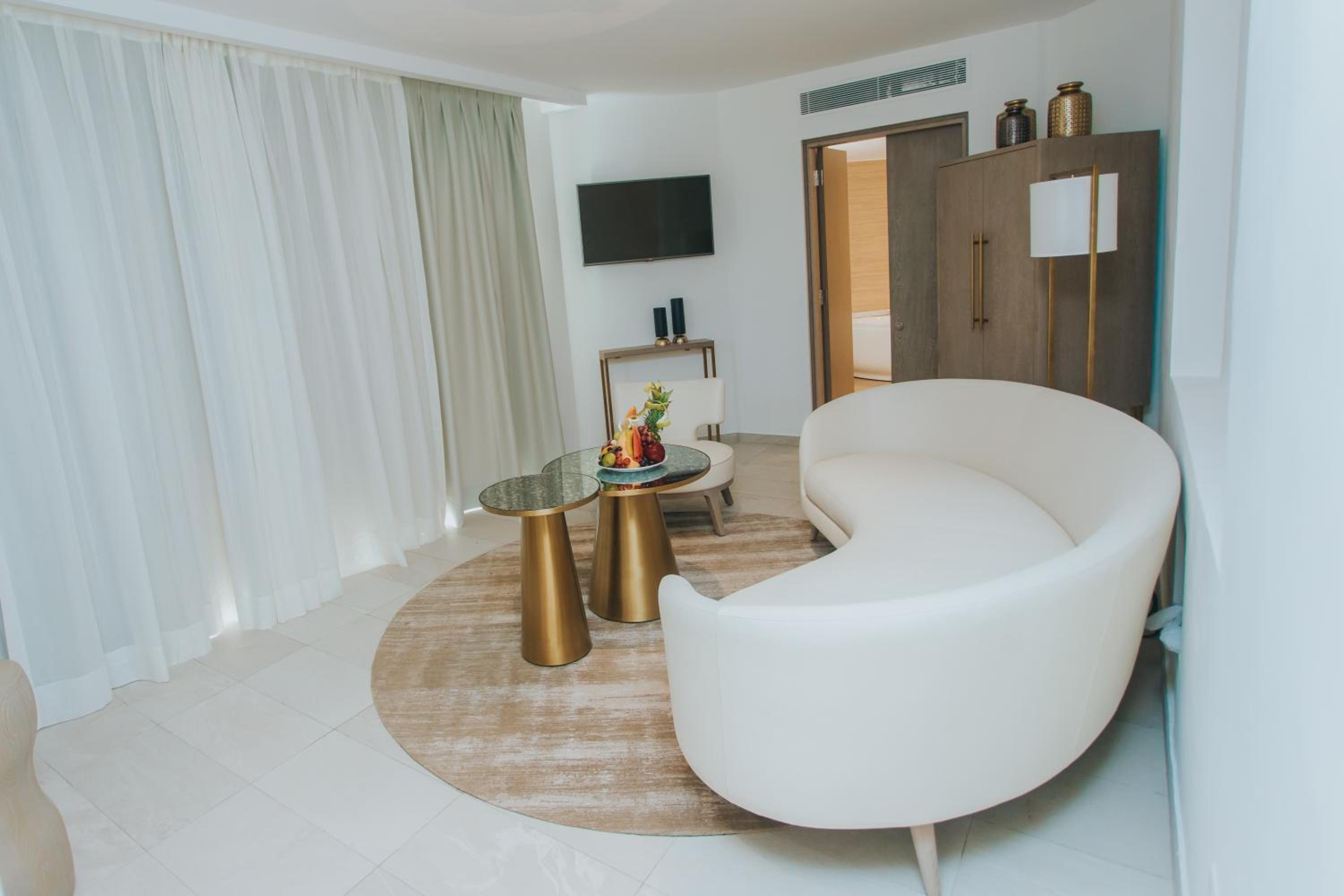 Platinum Suite ( 2 Adults + 1 Child)