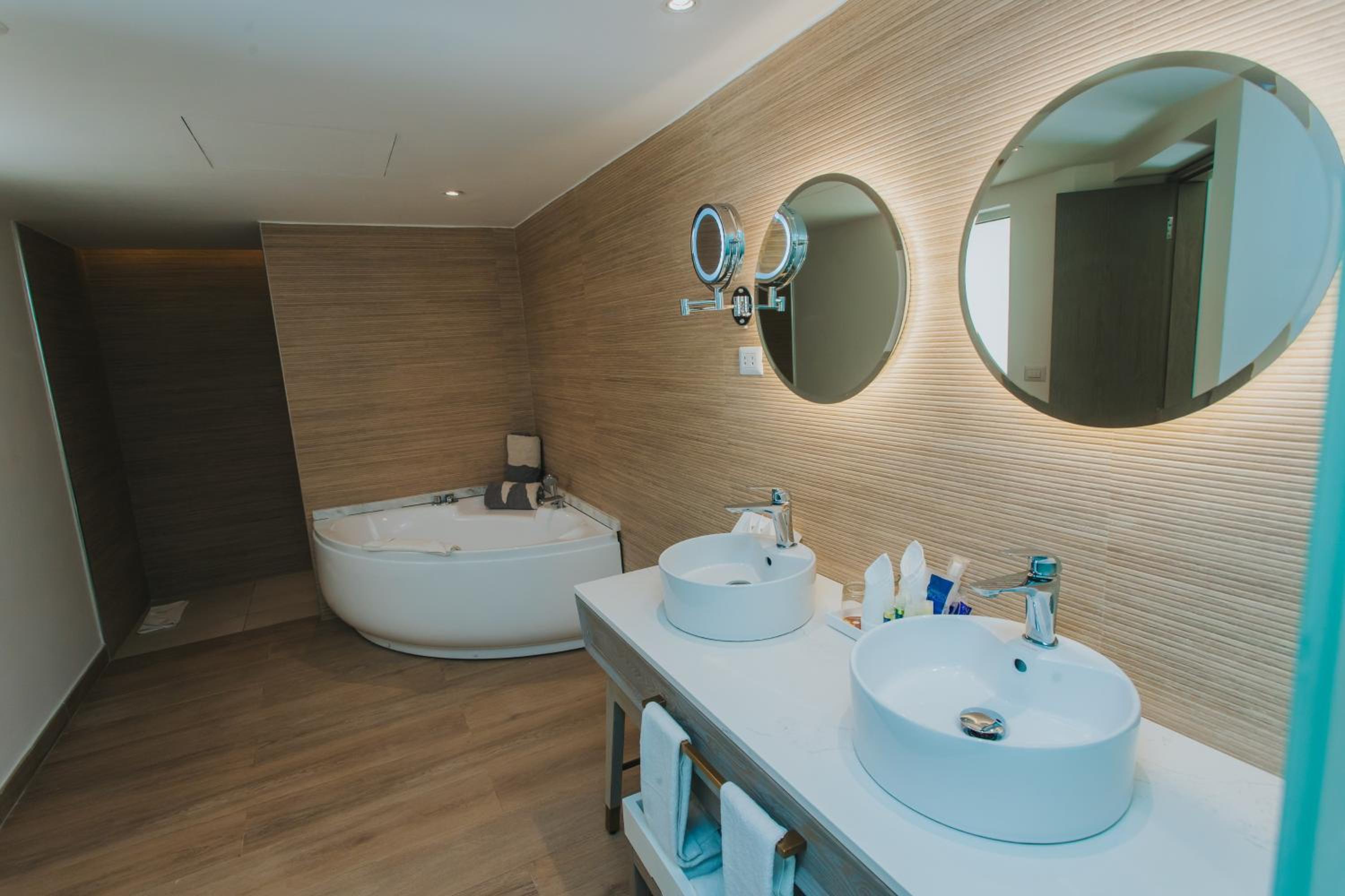 Platinum Suite - Photo 16