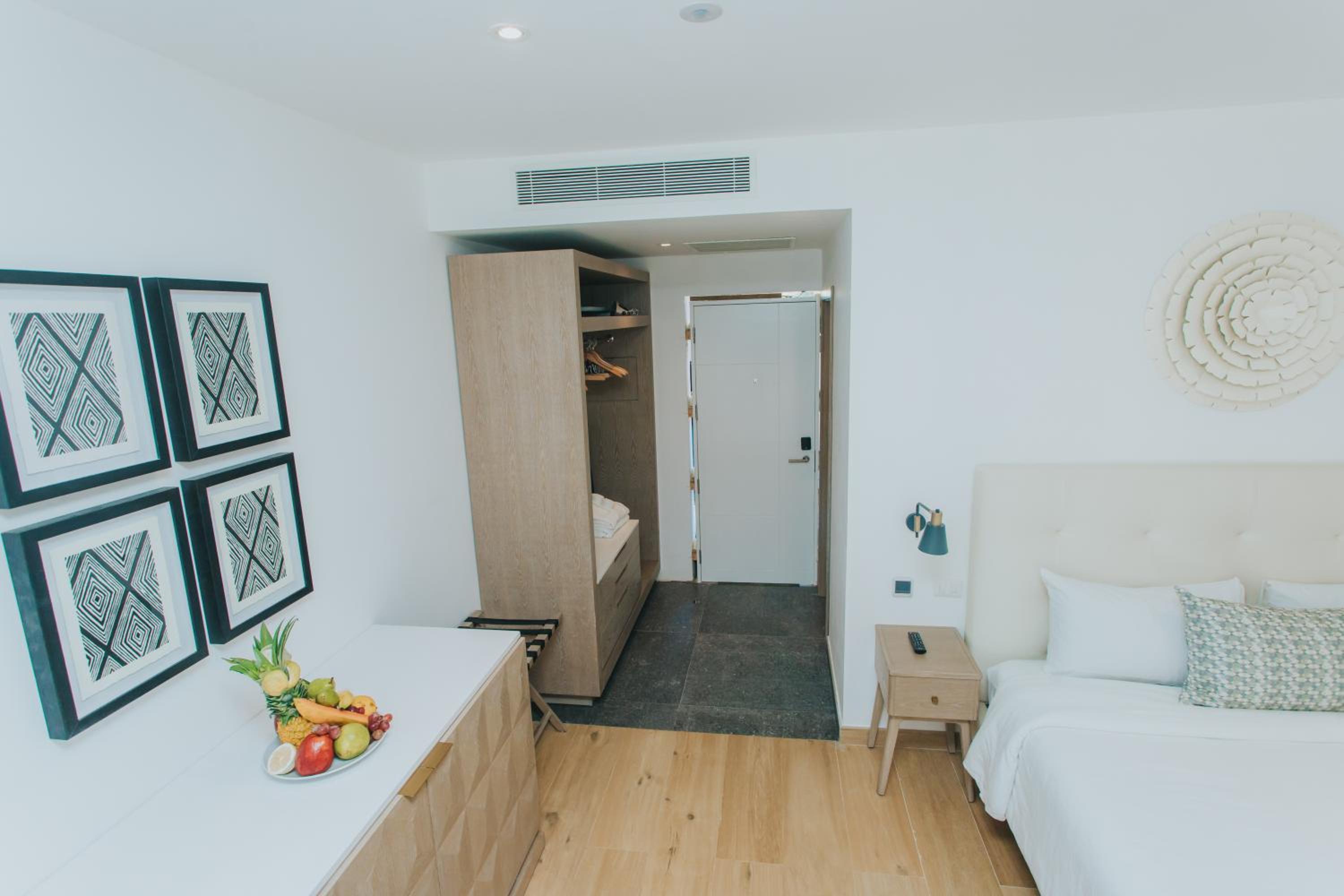 Family Club Jr Suite Swimout (3 adults + 2 children) photo 2