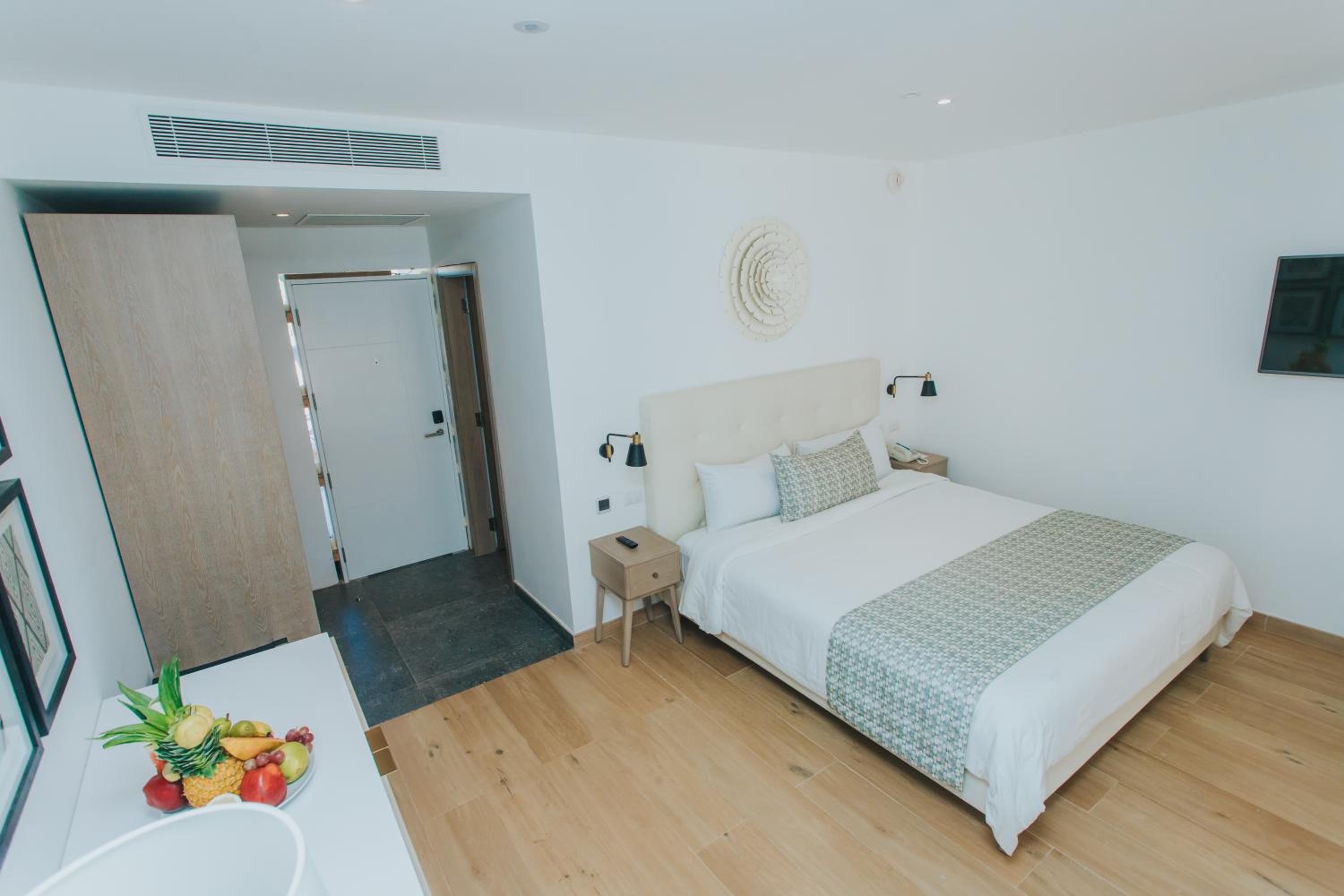 Family Club Jr Suite Swimout (3 adults + 2 children) photo 3