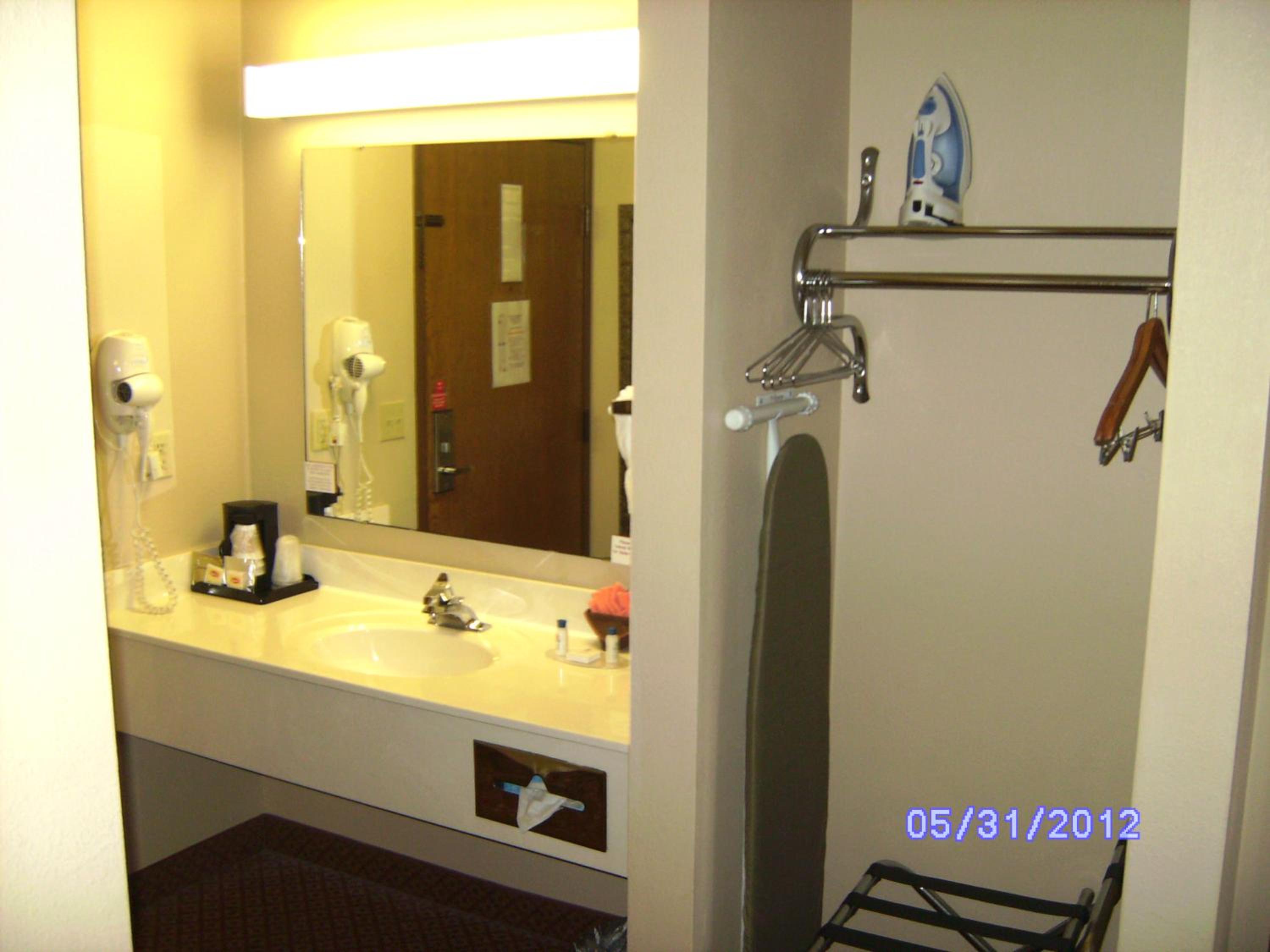 Suite with Hot Tub - Photo 4
