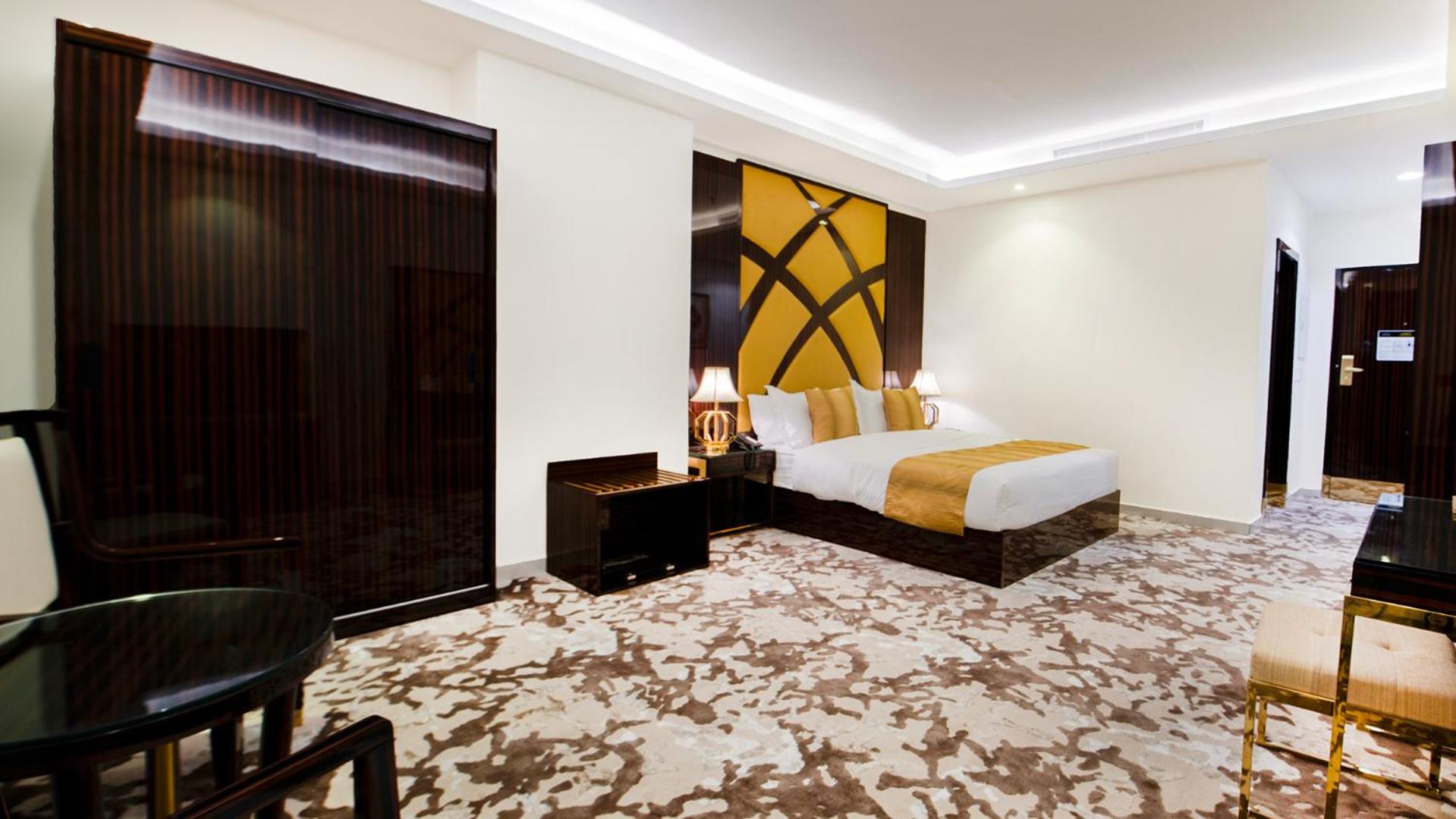 King Room with Roll-In Shower - Disability Access