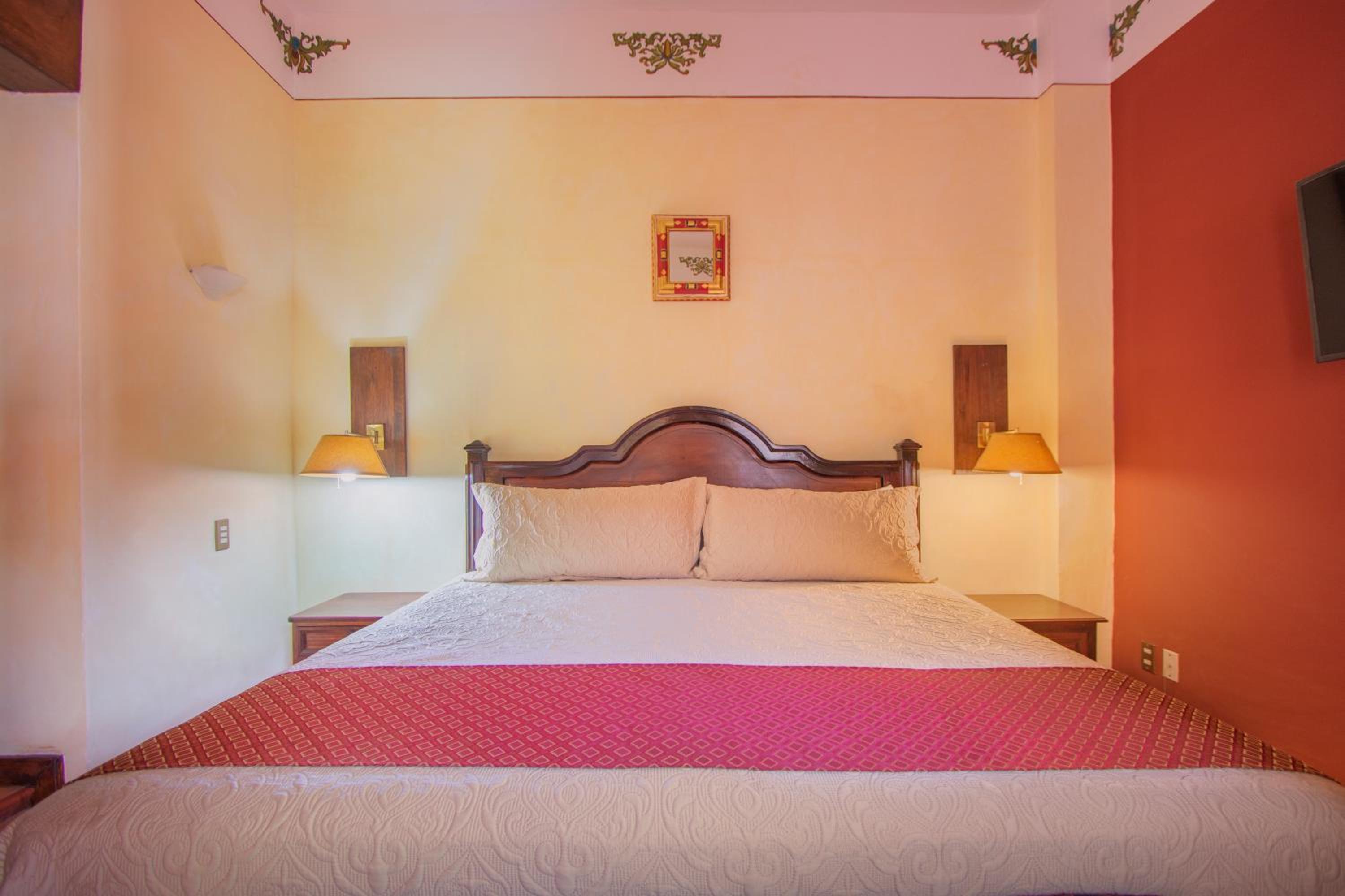 Deluxe King Room - Photo 1