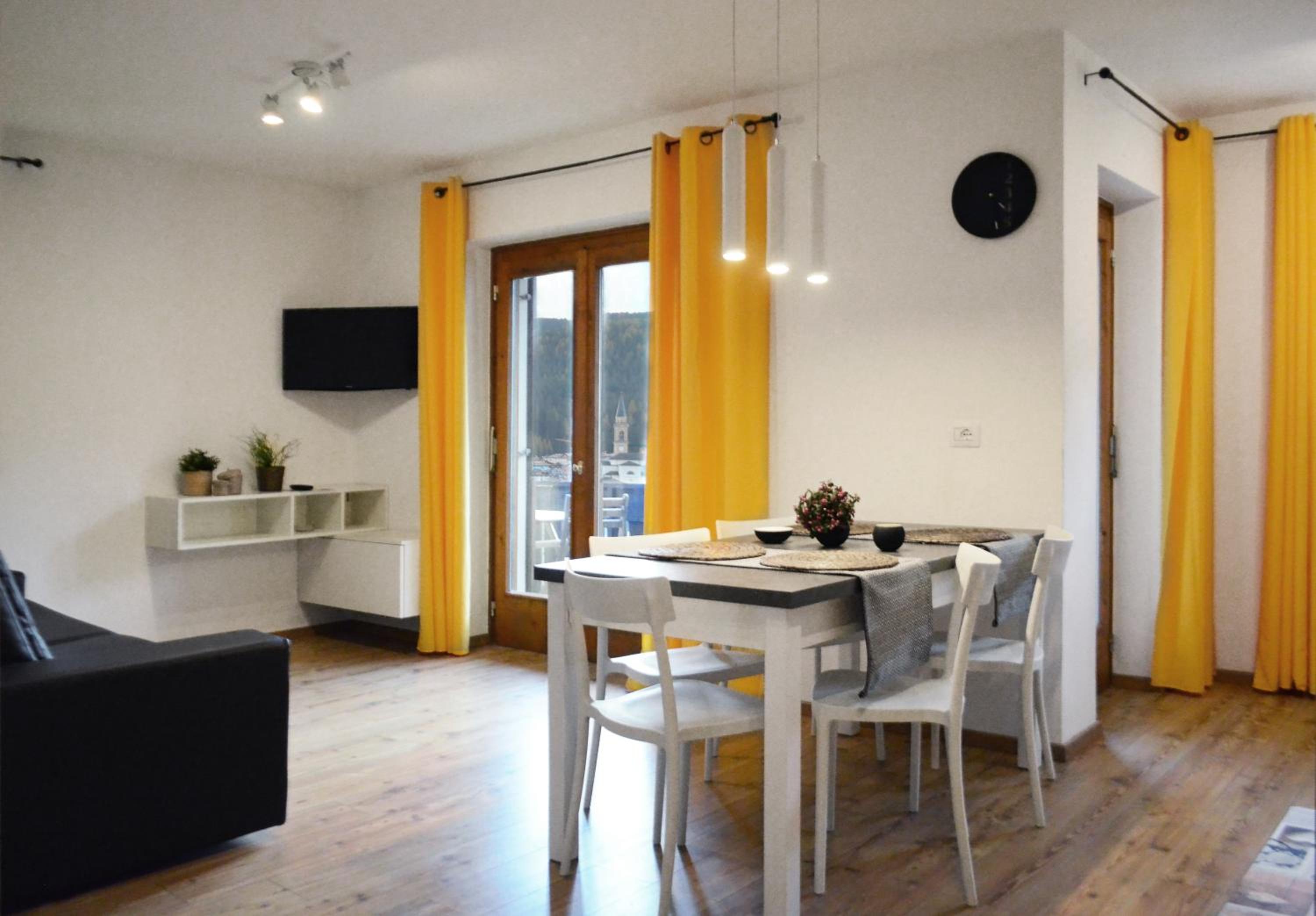 Apartment with Mountain View
