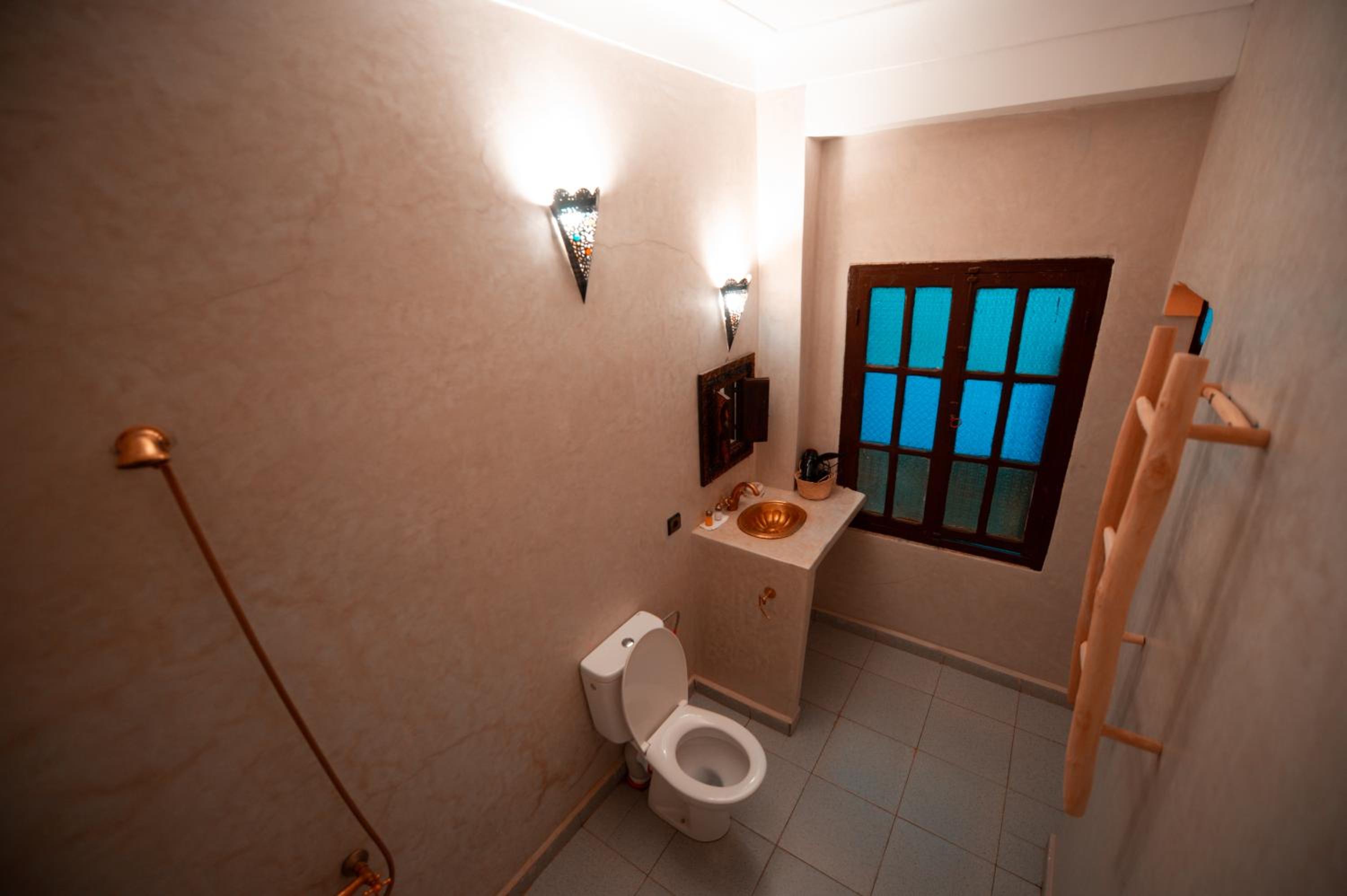 Deluxe Double Room with Bath - Photo 4