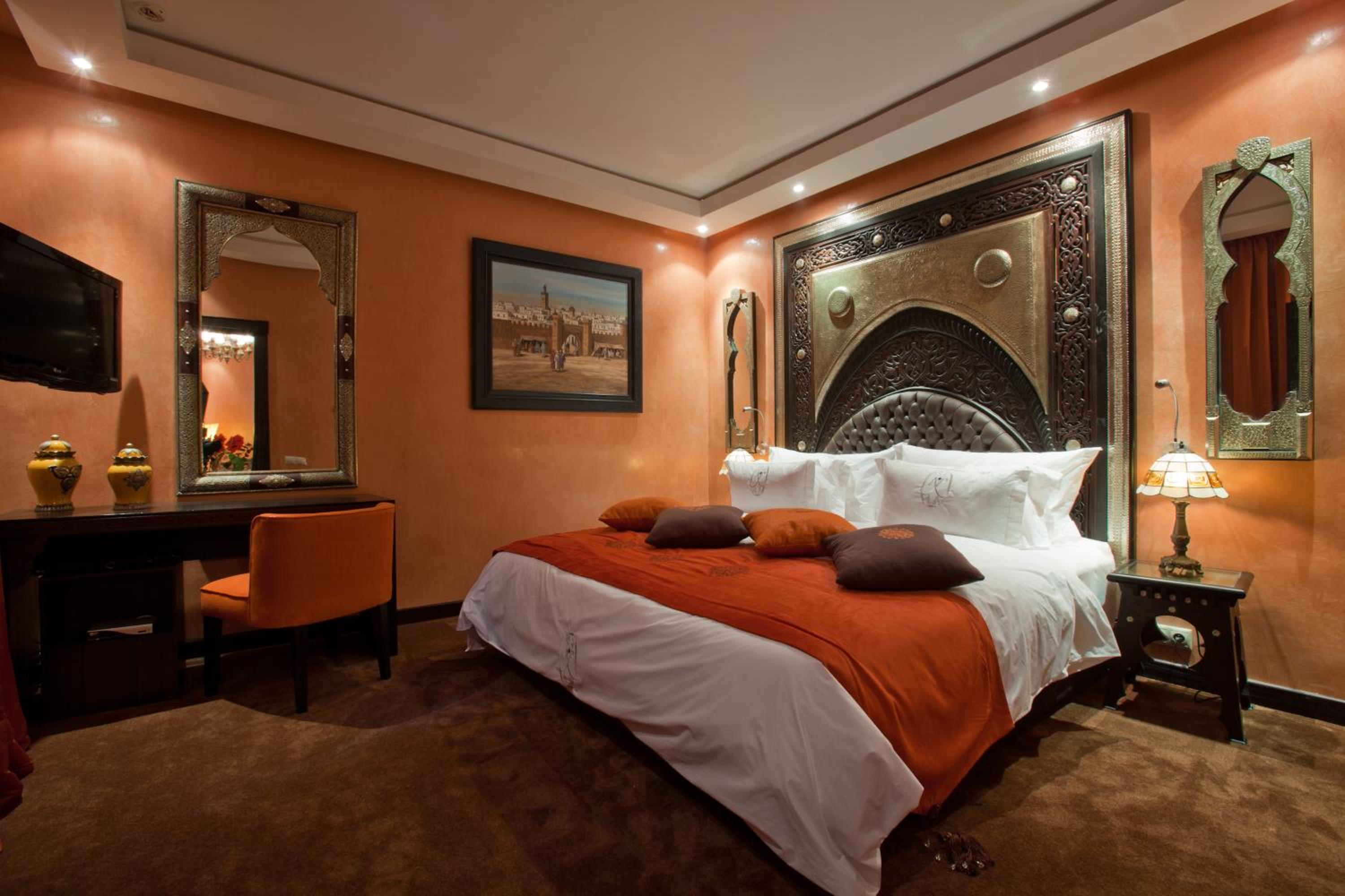 Deluxe Suite with Andalousian Patio - Photo 10