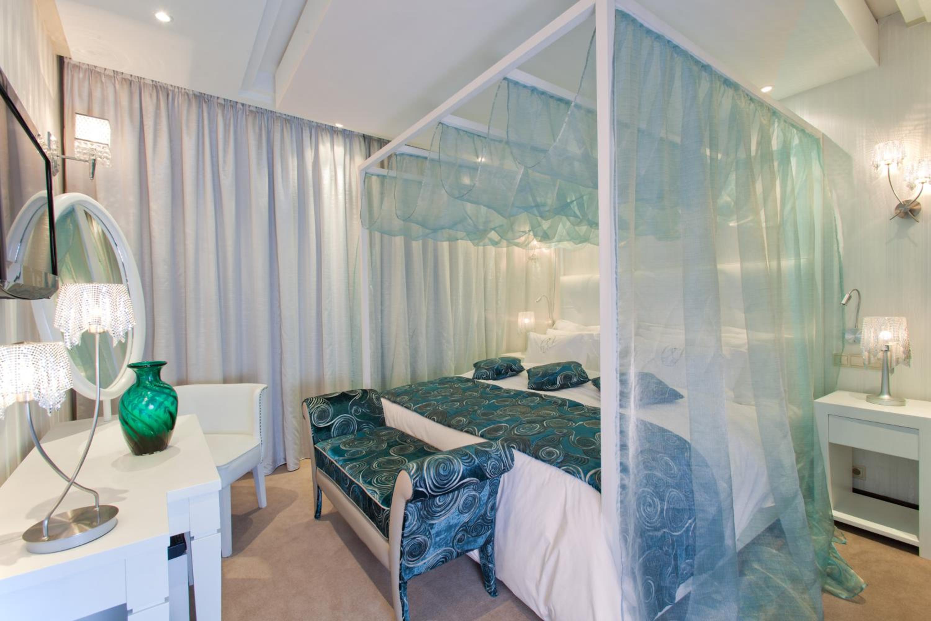 Prestige Suite with Balcony - Photo 4