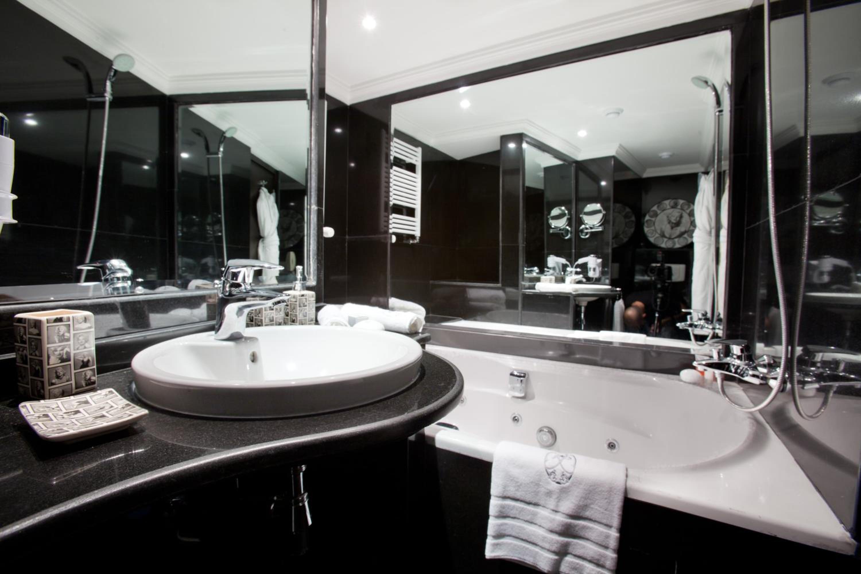 Prestige Suite With unlimited Spa Access - Photo 8