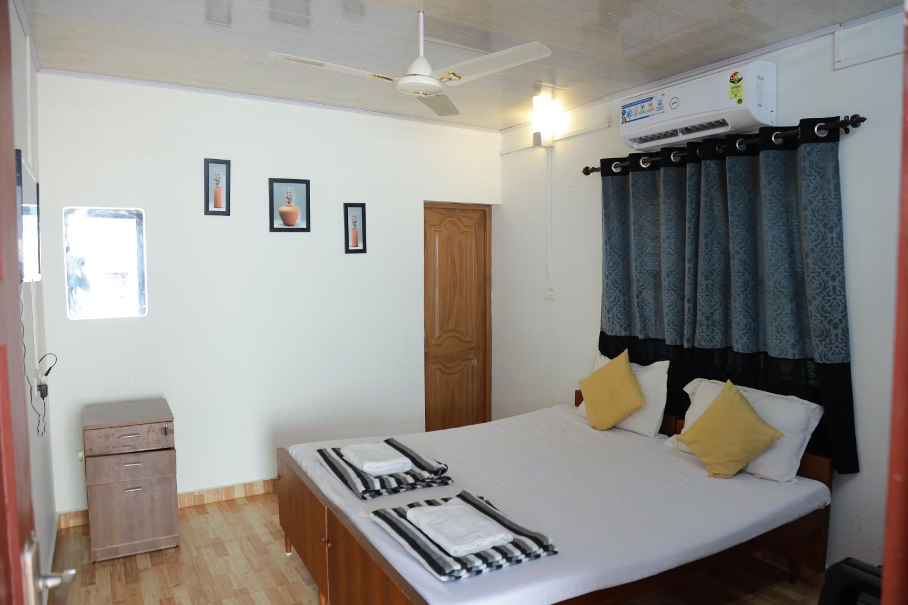 Deluxe Double Room (2 Adults + 1 Child) photo 2