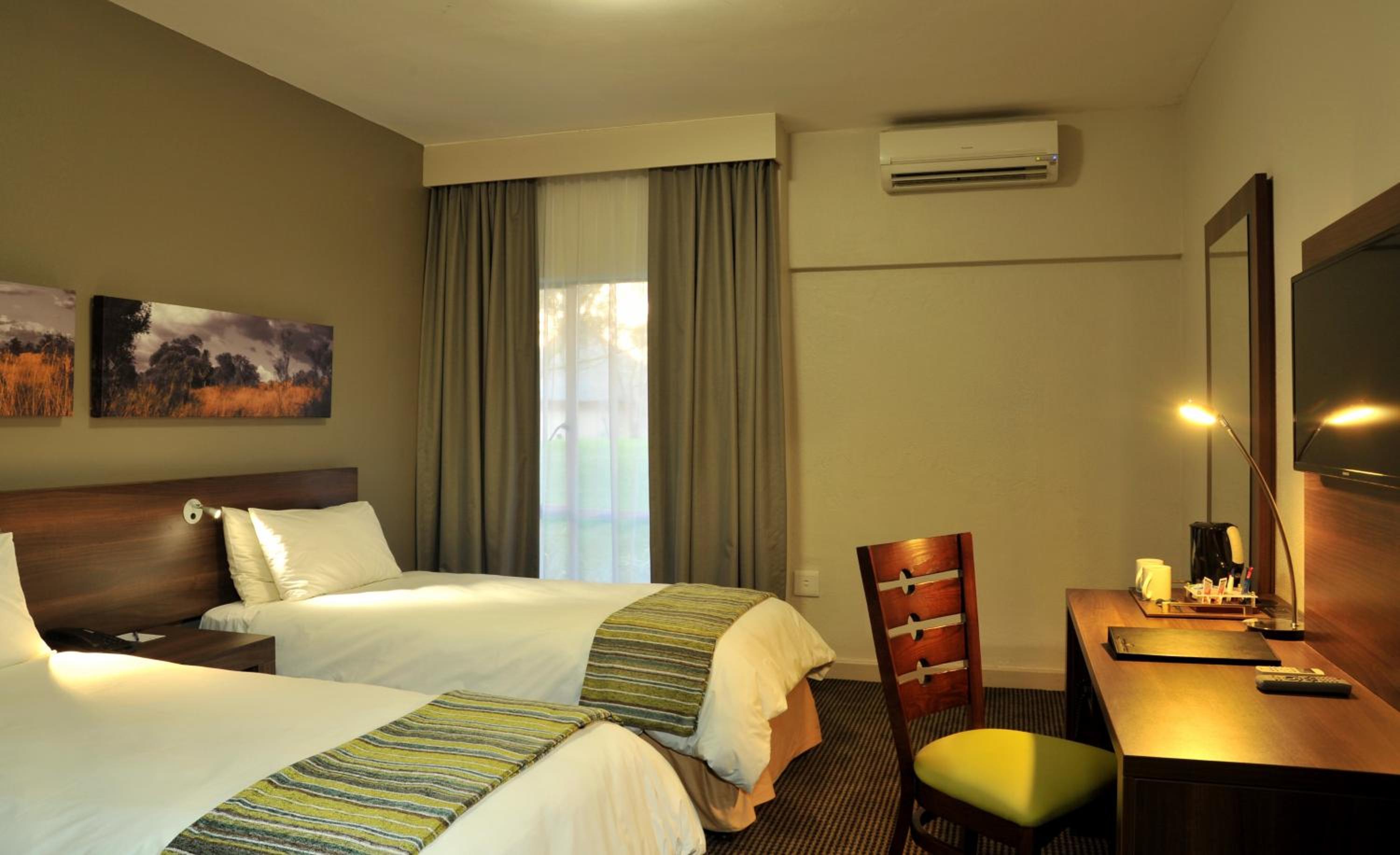 Standard Twin Room - Photo 4